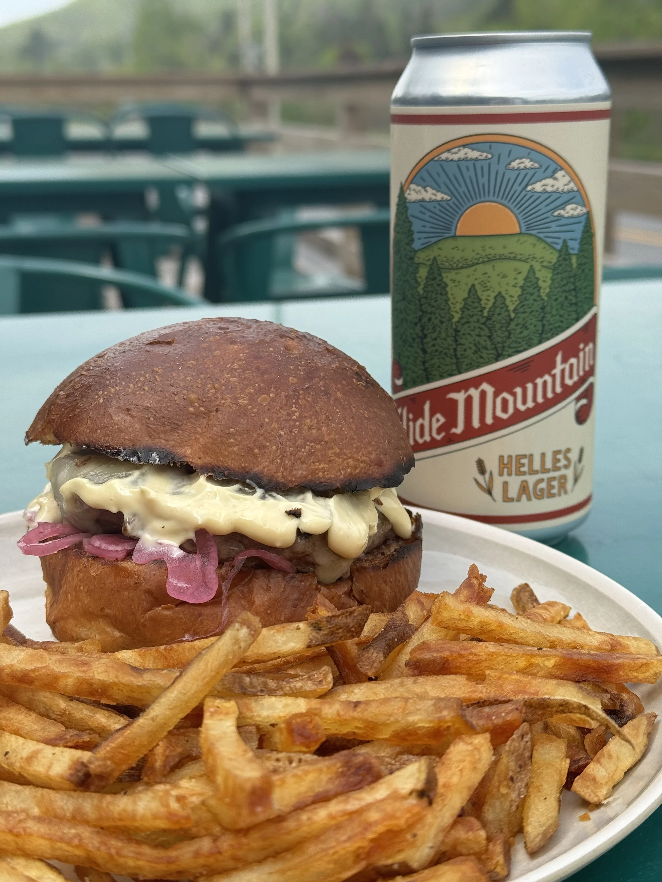 FARMER’S CHEESE BURGER (6oz)
Hubbell Farm beef, house made bacon jam, red pickled onions, special sauce, hand cut fries or side salad