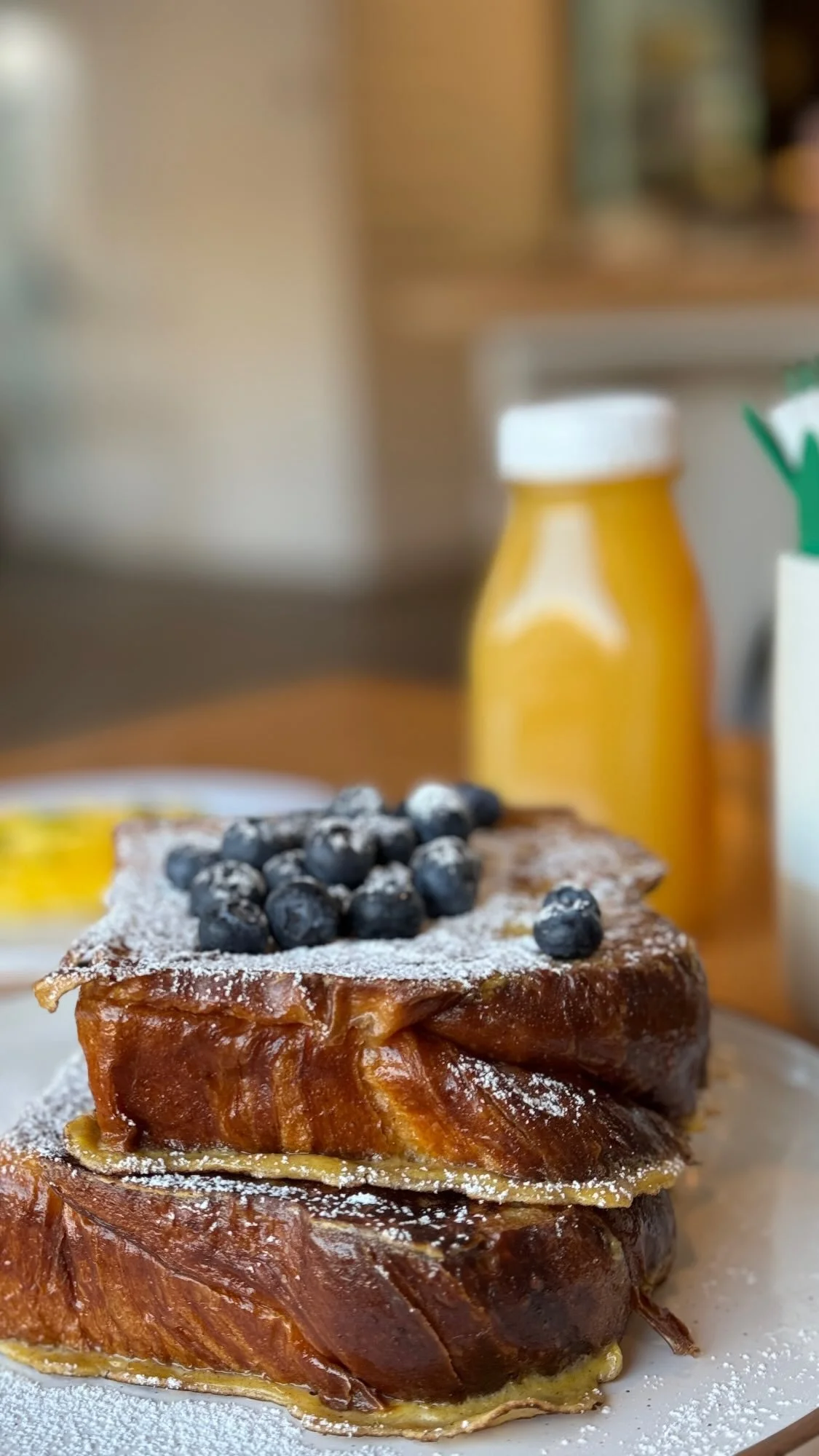 CROISSANT BREAD FRENCH TOAST
Croissant french toast, powdered sugar, fresh fruit, Hubbell local syrup.