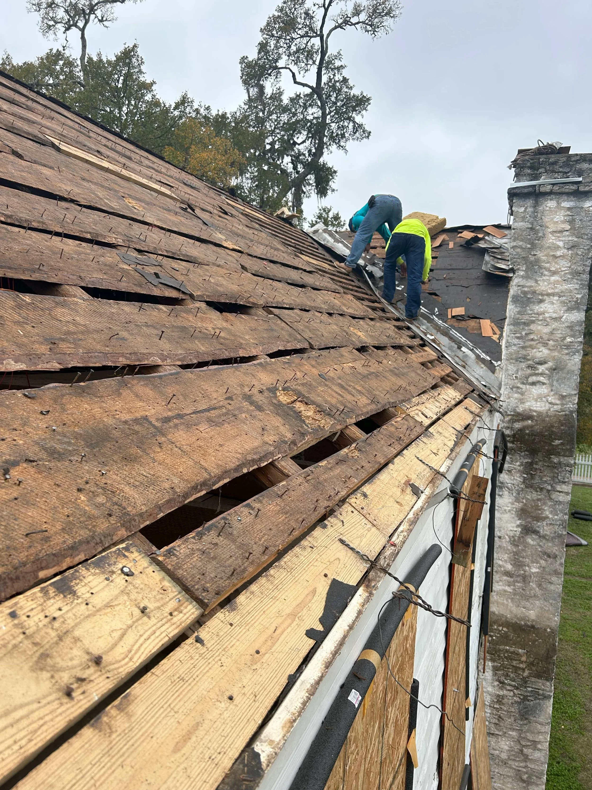 10_Fanthorp Inn_During_Removal of Old Roof.jpeg