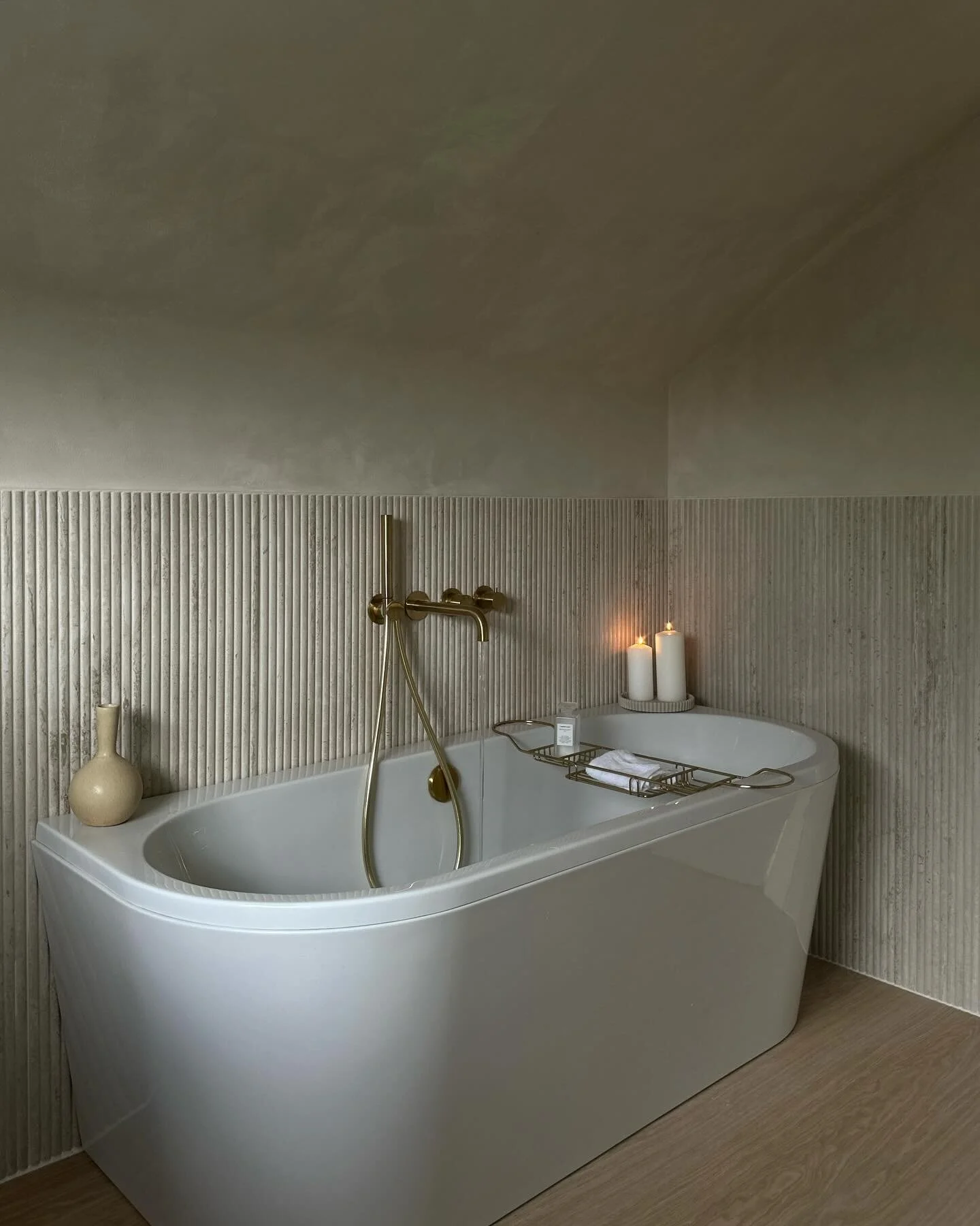 💌 Dear bathroom, I love you&hellip;

Bathroom in stills, such a dream to design and incorporate all the elements I love, the warmth of fluted travertine tiles, limewashed walls, wood and brushed brass elements.  Thank you @brittonbathrooms 

A D

#b