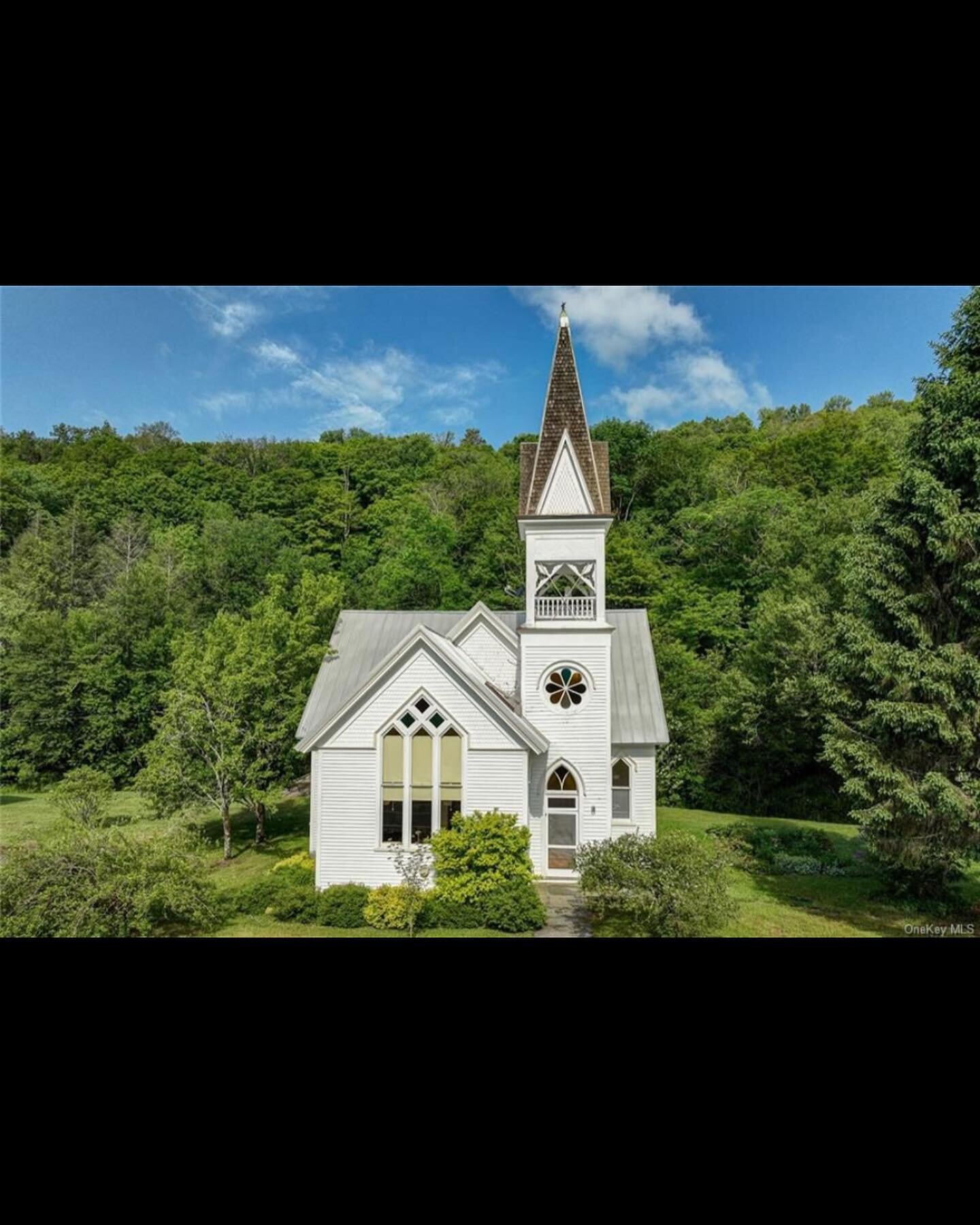 Good morning! Not to be stepping in on @zillowgonewild style here but my friend was showing me her friends&rsquo; place that is for sale in upstate New York and I had to share it as a mid morning Monday snack. Look at this beauty! The couple who is s