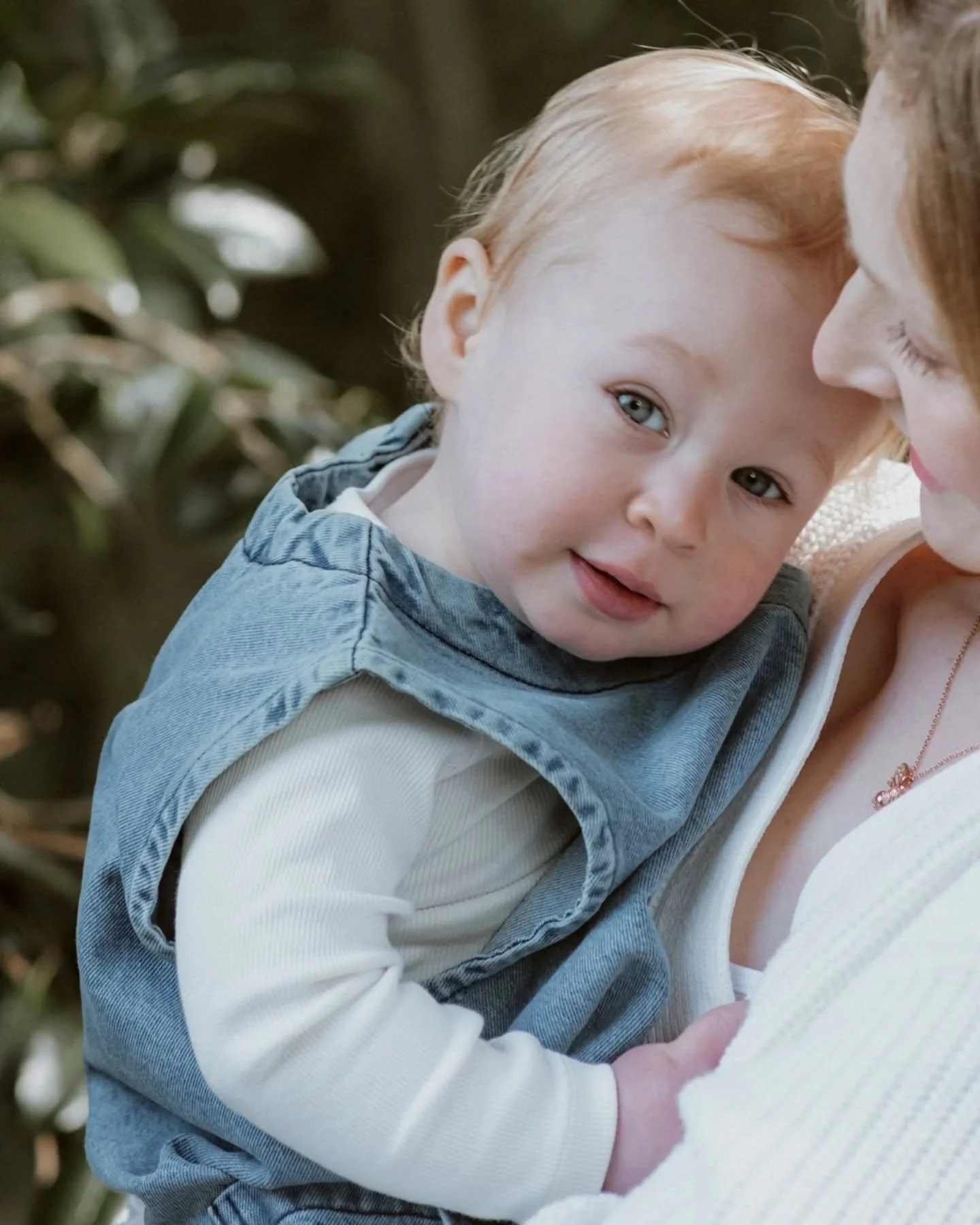 Springtime mini session preview 2 ✨ 

What a gorgeous little session this was, filled with quiet cuddles, smelling flowers and raining magnolia petals
