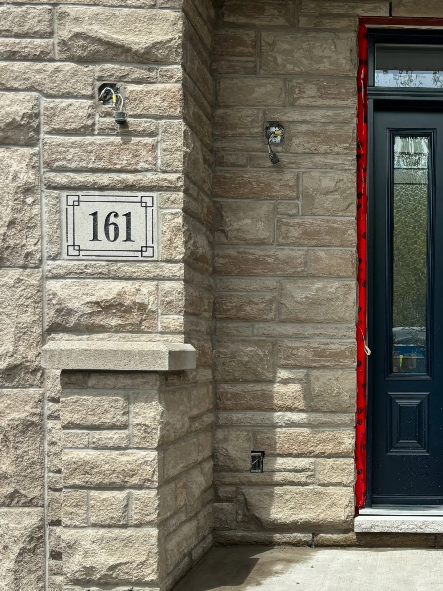 It&rsquo;s all in the details 👩🏽&zwj;🎨

We can&rsquo;t wait to share with you this beautiful facelift done in Kanata once all the finishing details are completed!

#arriscraft #numbersign #stone #beforeandafter #stonehouse #masonry #masonryottawa 
