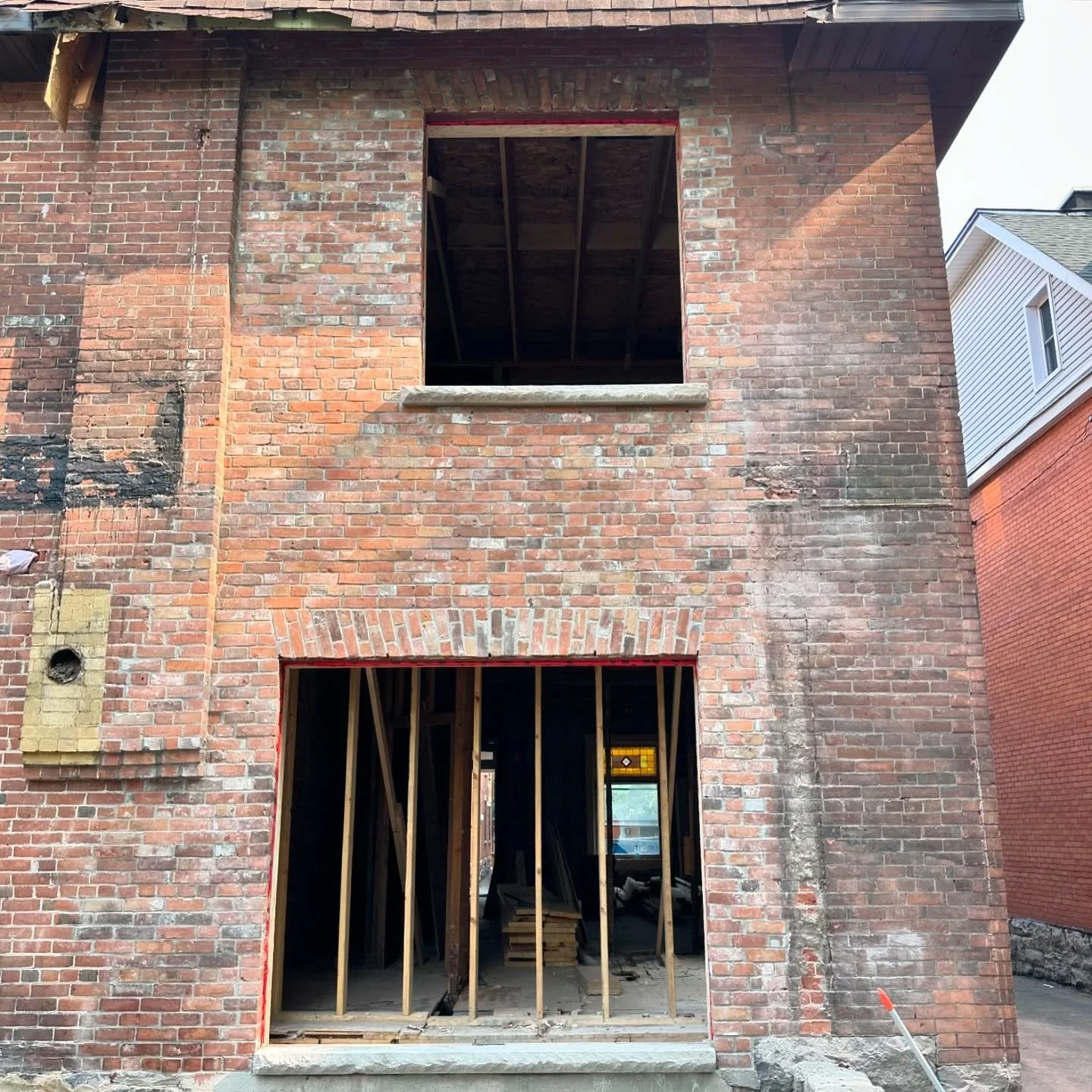 Gorgeous renovation! Our reclaimed double wythe brick project for @art_construction.ca is complete! 🧱

Temporary structural framing was installed to allow us to demo and salvage this double wythe structural brick wall. A new framed wall guarantees s