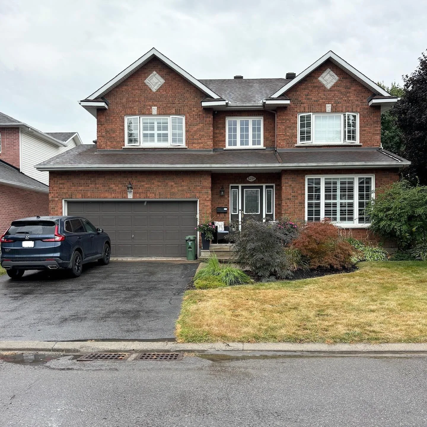 Looking to spruce up your brickwork? 🤔

Our clients in Orleans were looking for a simple upgrade which consisted of removing some gingerbread trim and installing a diamond @arriscraftstone detail to their apron walls! 

Swipe for the before and let 