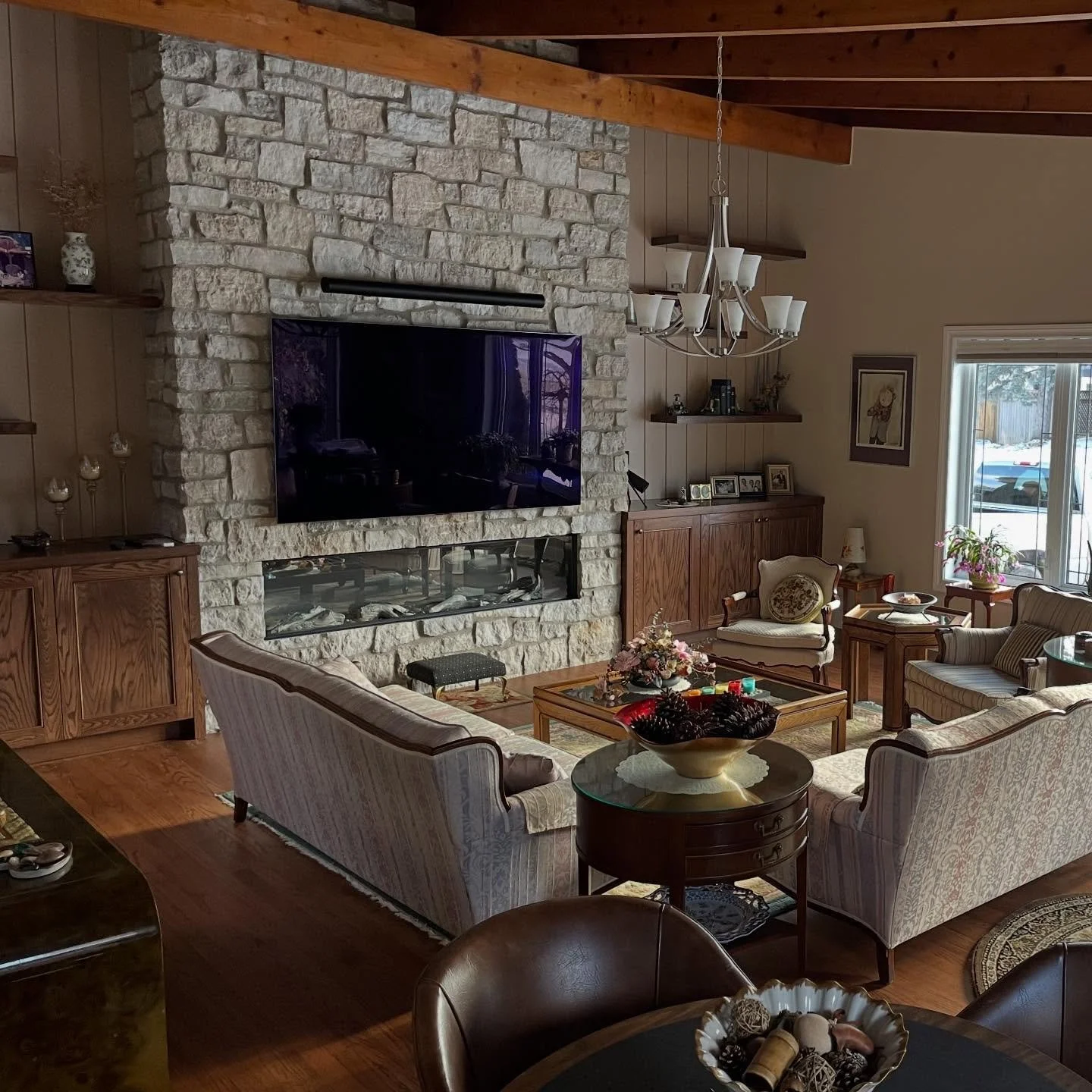 Oh to be curled up by this fireplace as the snow falls ❄️💓

@csi_allthingsstone ThinCut Natural Stone veneer bringing warmth and light to this living room renovation we helped bring to life @oneiric_design_and_build 

Swipe to see the progression an