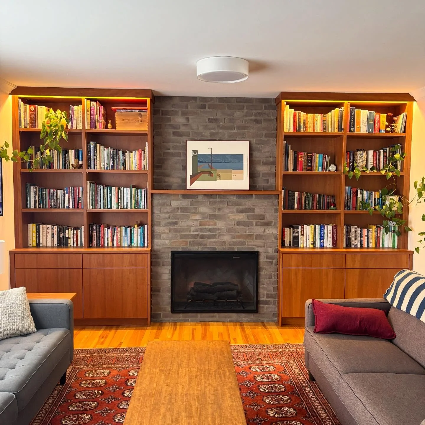 What&rsquo;s better than a fireplace? 

A fireplace with bookshelves 😍📚 

Let this project of ours serve as inspiration for your upcoming thin brick fireplace renovation. Contact us today to get the ball rolling at integritymasonry.ca/quote

#firep