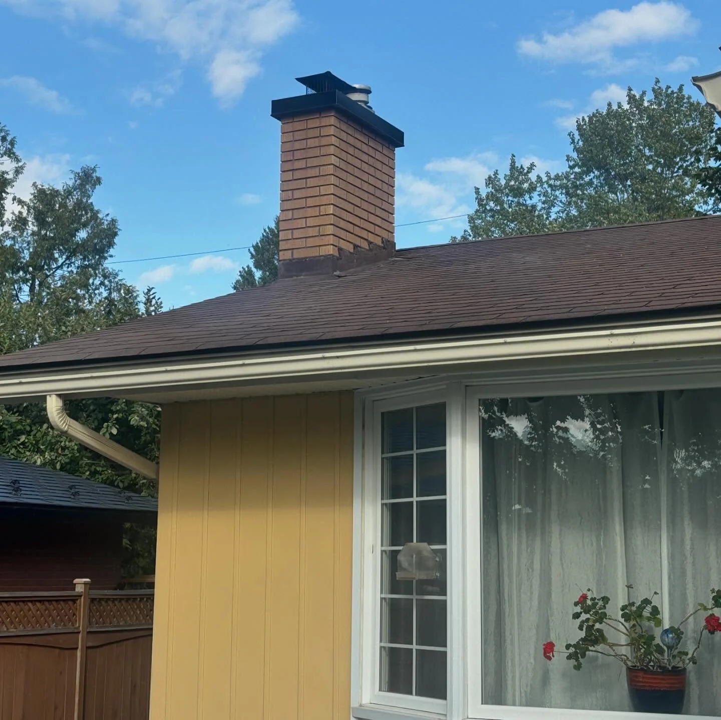 Happy FriYAY 🌞 The sun is shining just like this Sundance Rugged chimney we built @canada_brick 

Swipe for the befores! Have a great weekend folks 🫂

#brick #block #stone #chimney #masonry #ottawa #sundance #skilledtrades #ontario