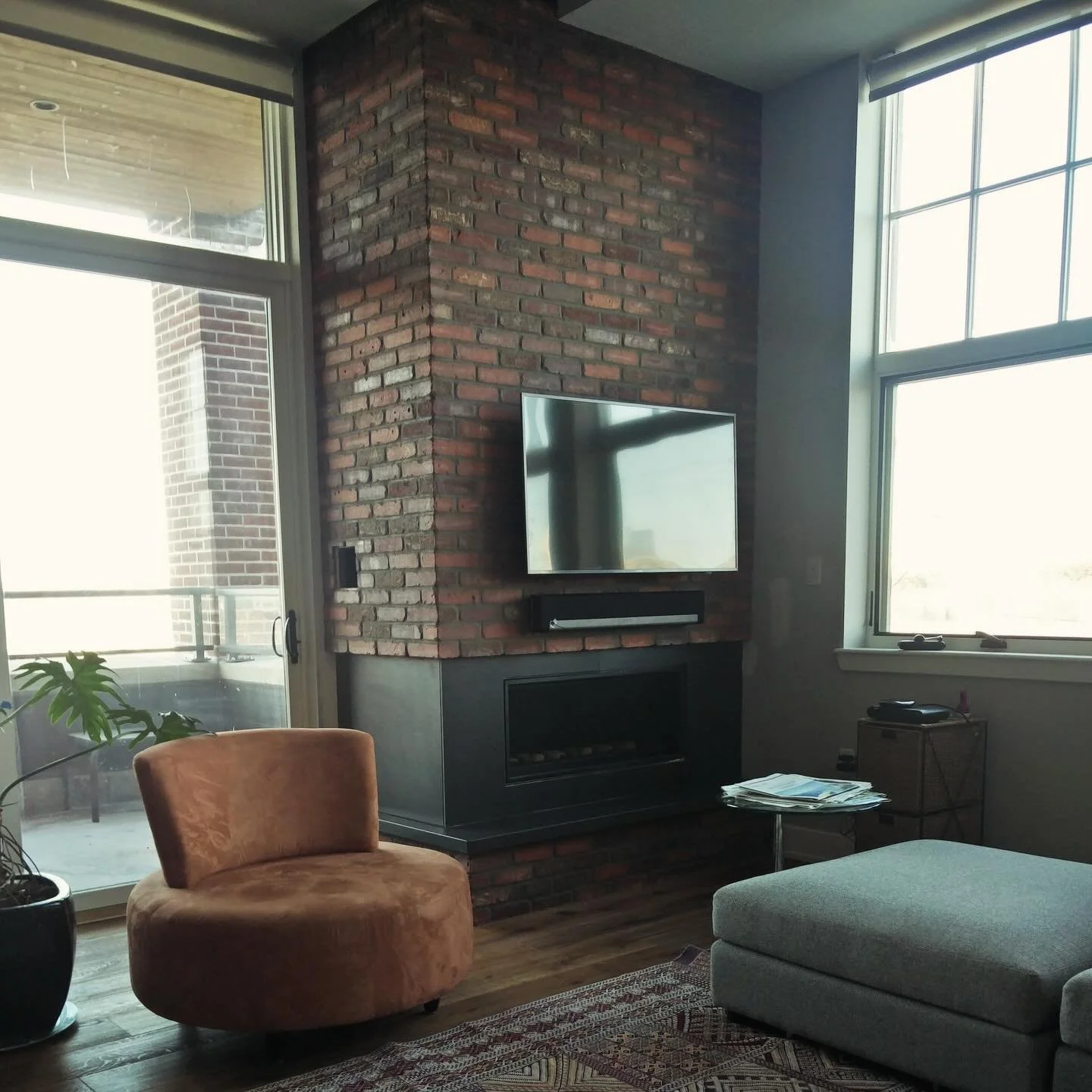 #throwbackthursday to this fireplace we did in 2017 were we taught our friend @drennantile how to install thin brick! 💪🏼🫶

#ottawa #masonry #fireplaces #ottawacontractor