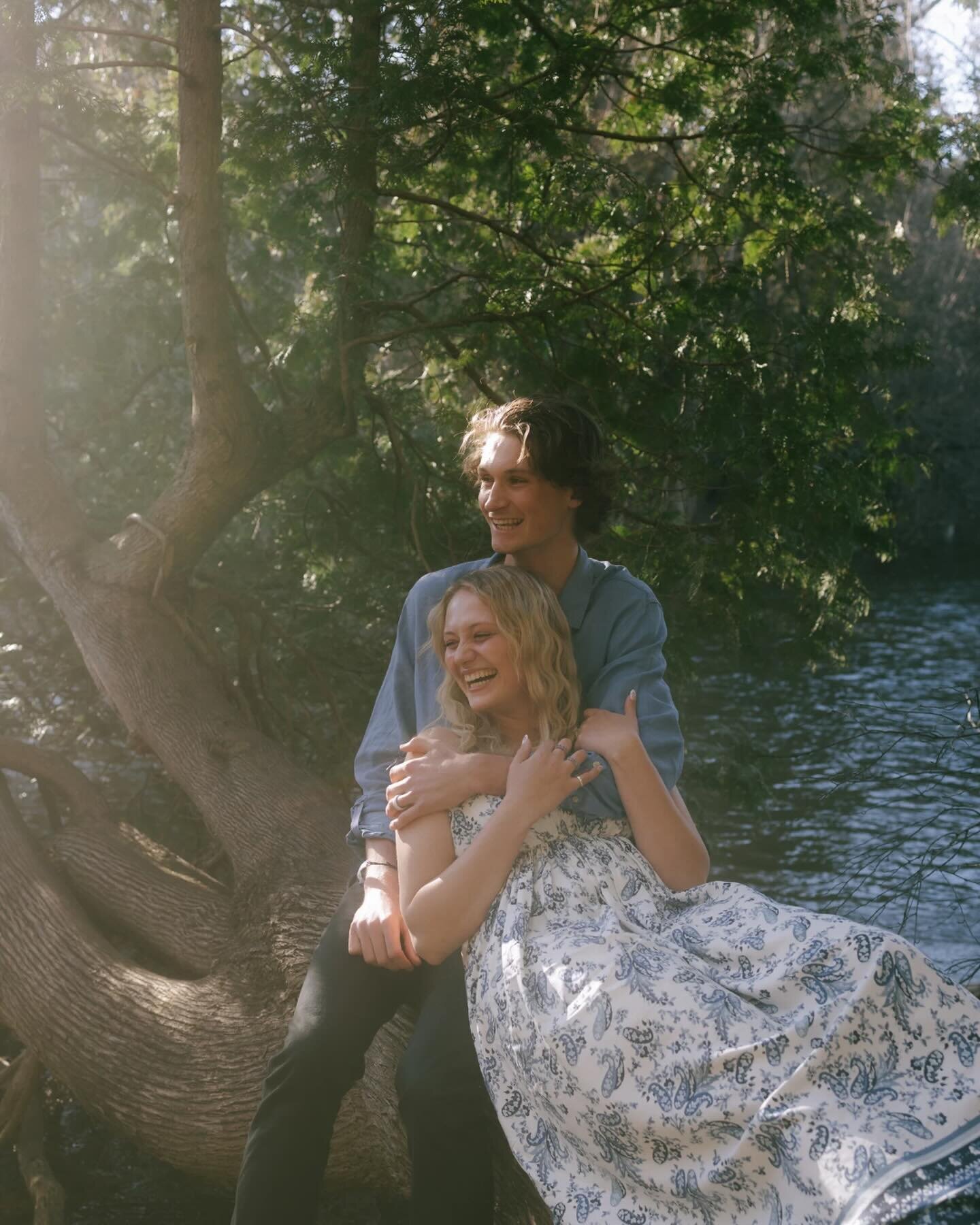 A few dreamy sneak peeks from yesterday&rsquo;s engagement session with Maria &amp; Kyle ✨☀️

The sunshine was perfection 🫶 and these two had the most fun &amp; bubbly energy that I felt like I was witnessing a summer love story unfold in front of m