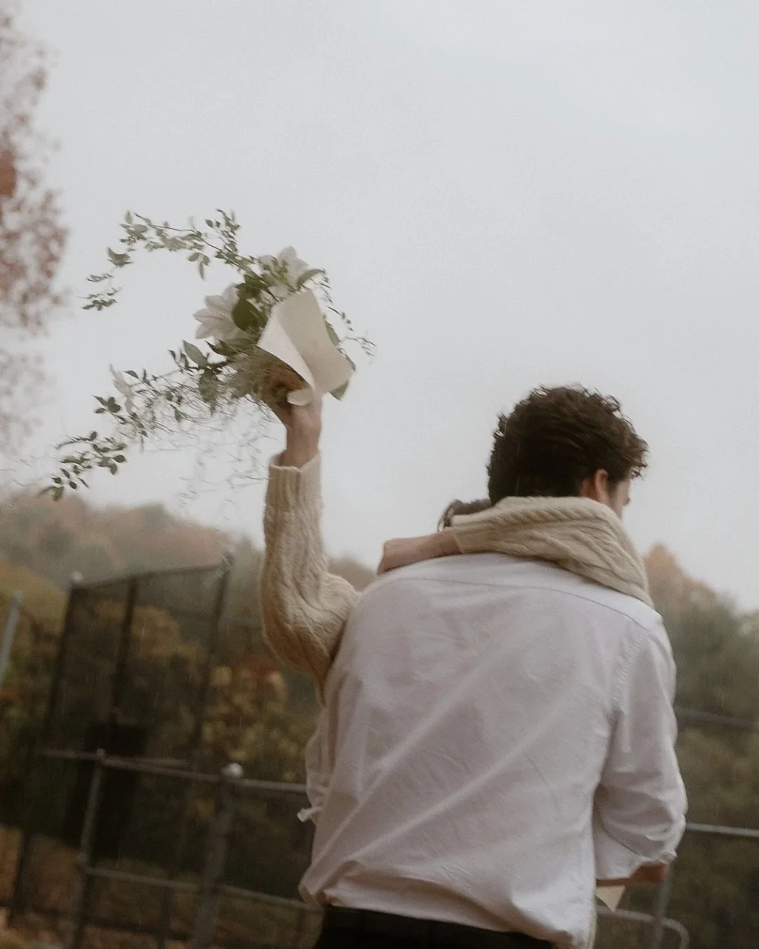 Proof that moments in the rain can still look really cute. 

Finally getting around to sharing some of the images from the @film____club retreat! Such a fun few days surrounded by so much talent and inspiration.

Workshop: @film____club 
Florals: @ma