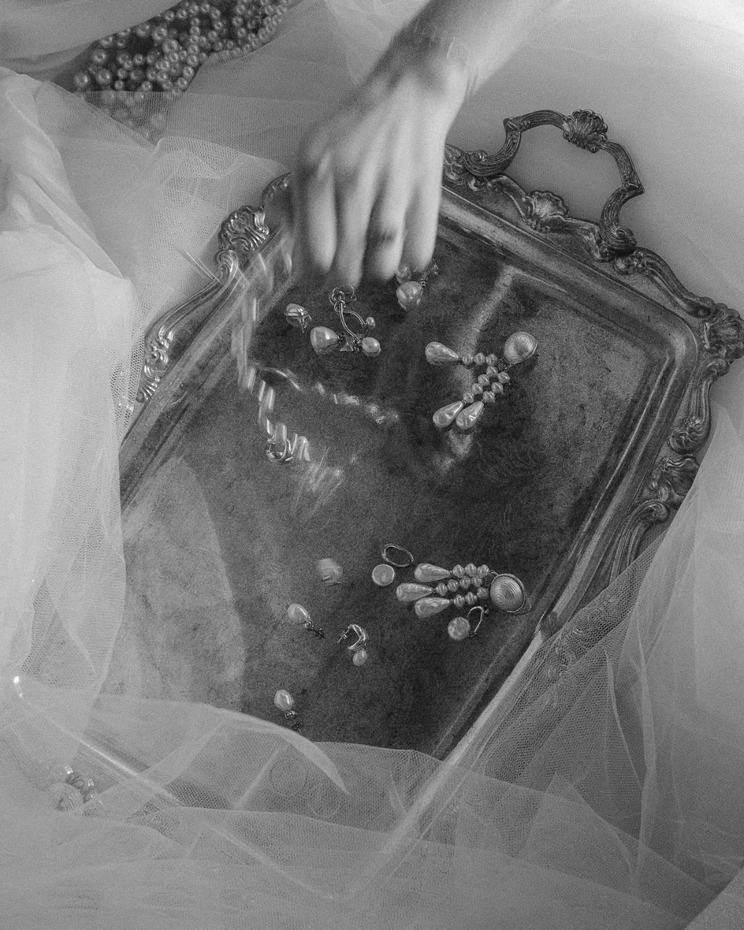 What your getting ready morning could look like 👀

Workshop: @film____club 
Planning / Design: @seaandsilkevents 
MUAH: @rebeccarosebeauty_ @beautybycolls 
Rings: @storbymargot 
Model: @katpasss 
Dress: @valencienne1985