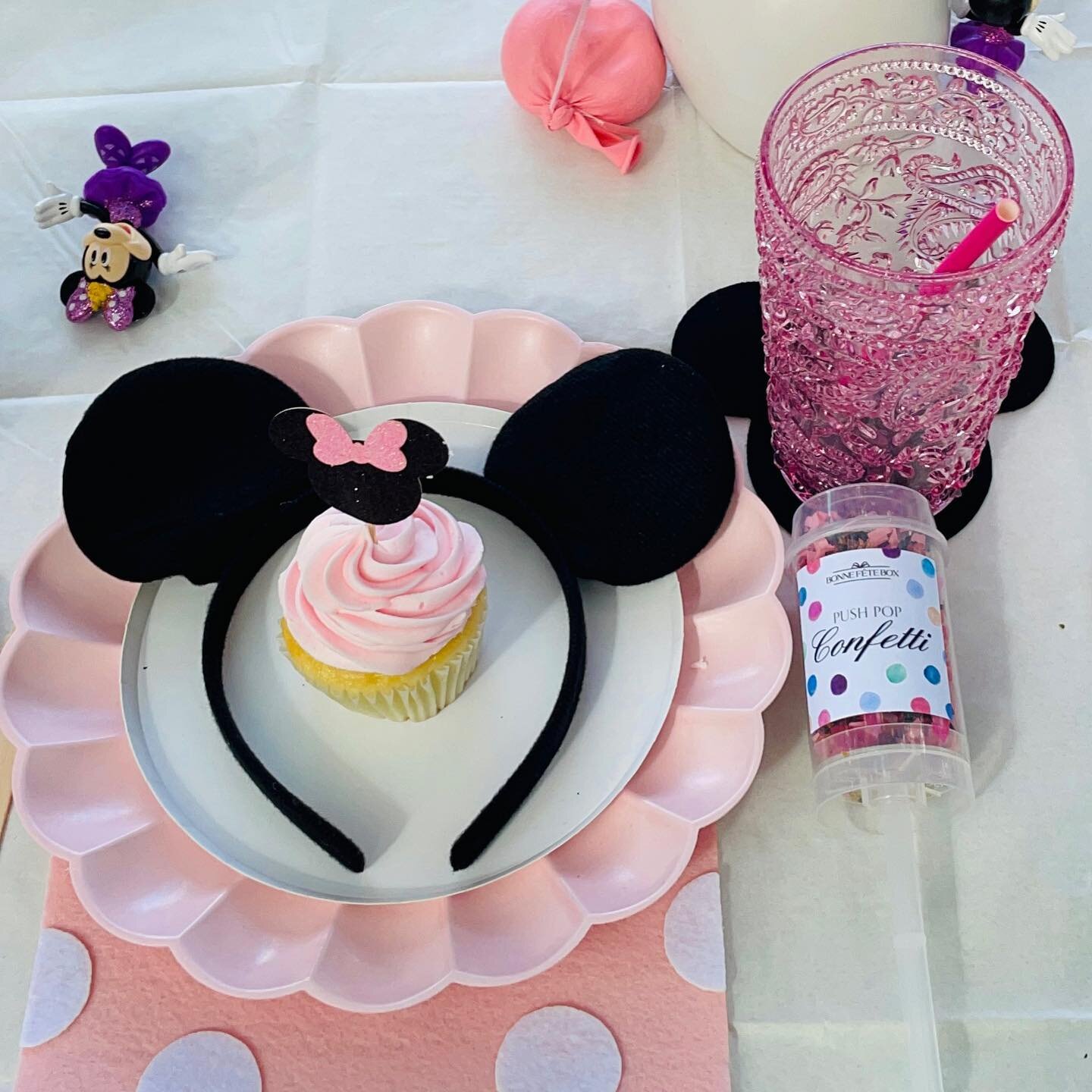 Each place setting was designed with:
custom felt chargers
pink scalloped plates
felt ears
Vanilla cupcakes with custom Minnie Mouse toppers
custom filled Confetti poppers
Acrylic Pink drinking cups &amp; more

Dm us to start planning your next party