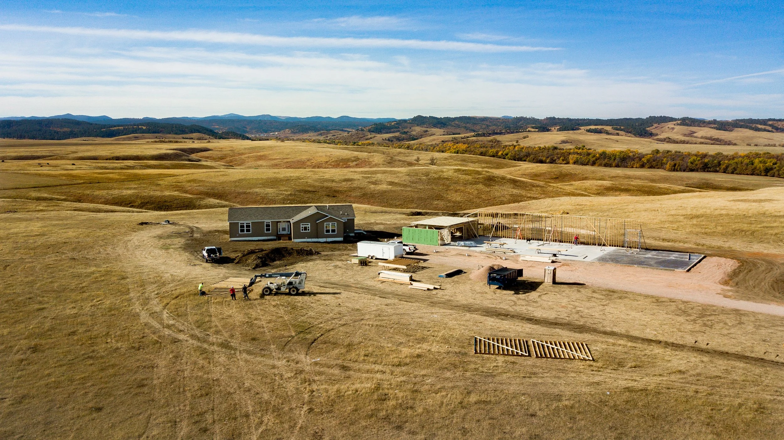 photo of a modular home located in the hills of rapid city south dakota