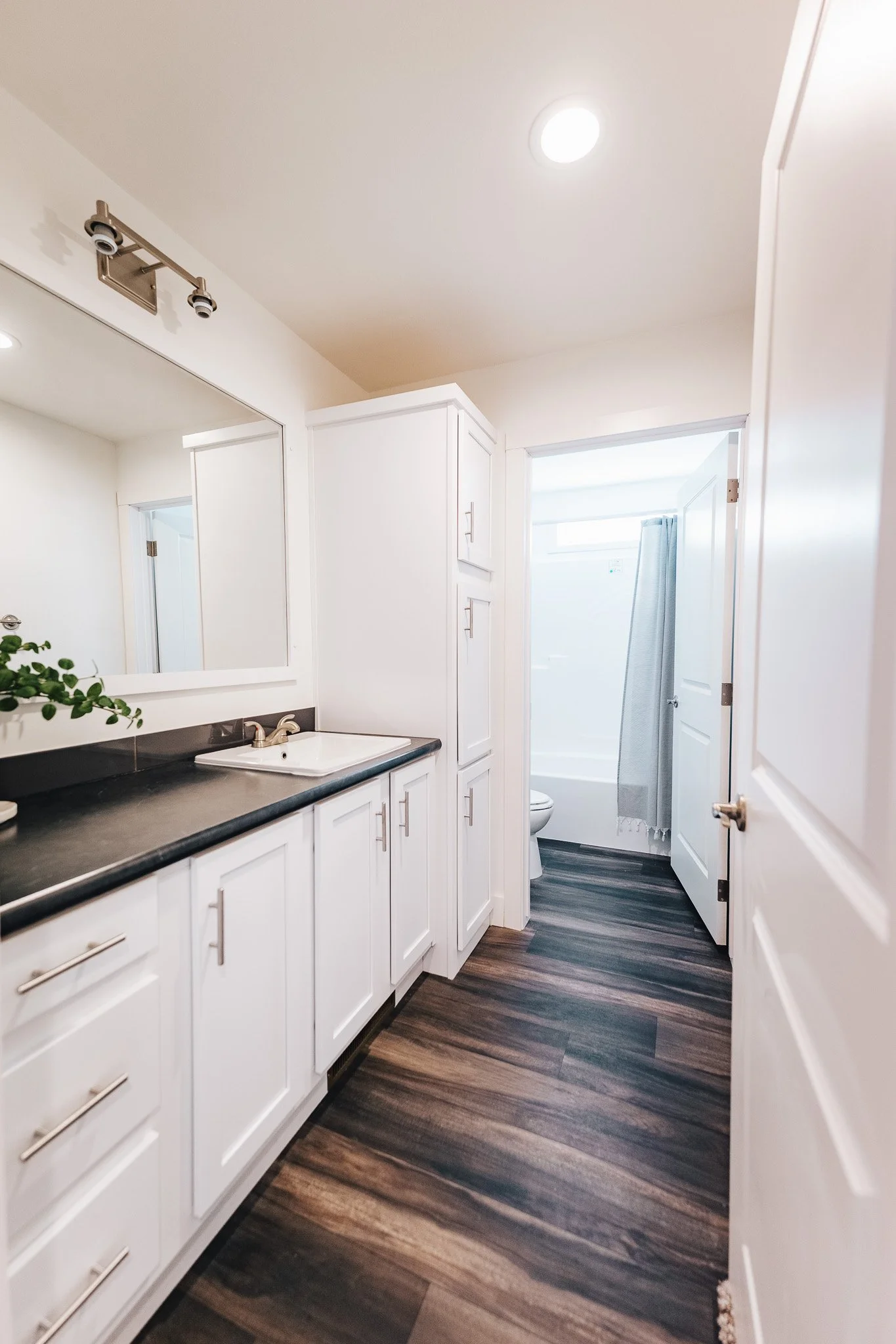 secondary bathroom photo inside the schult legend 327