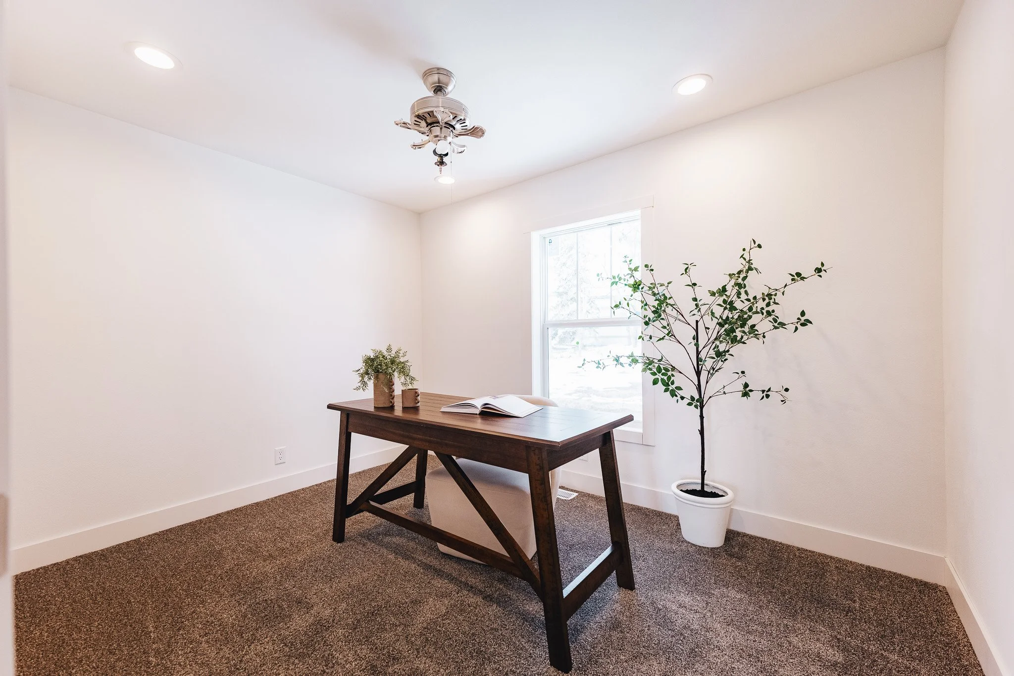 secondary bedroom with table and chair desk in the shot schult legend 327 manufactured home 