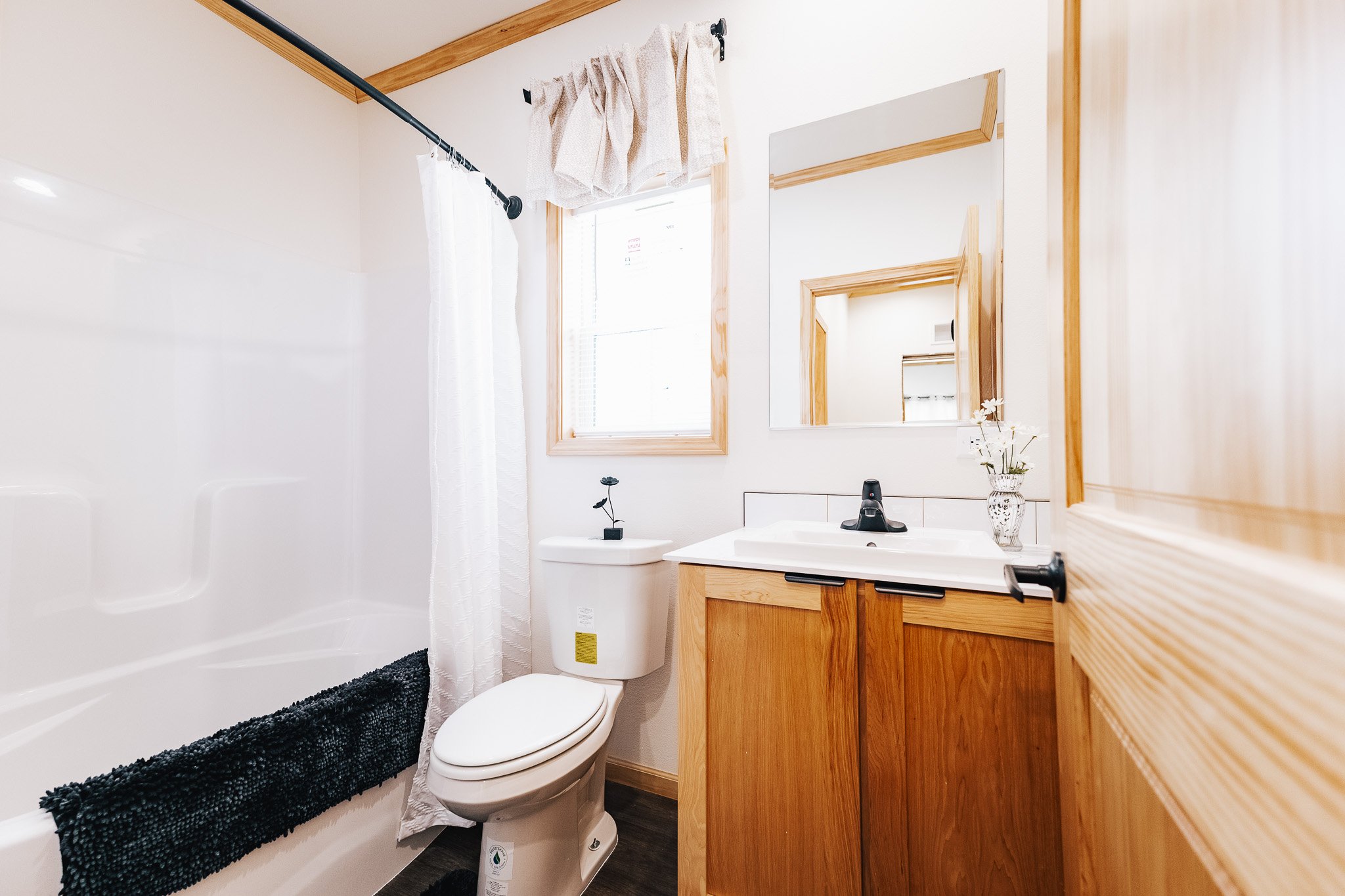 secondary bathroom with bathtub and single vanity cavco edge dakota 