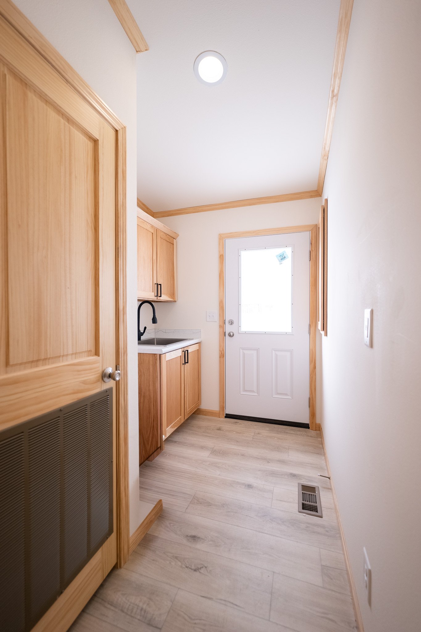 laundry room photo insid ethe cavco westlake retreat 28523E manufactured home