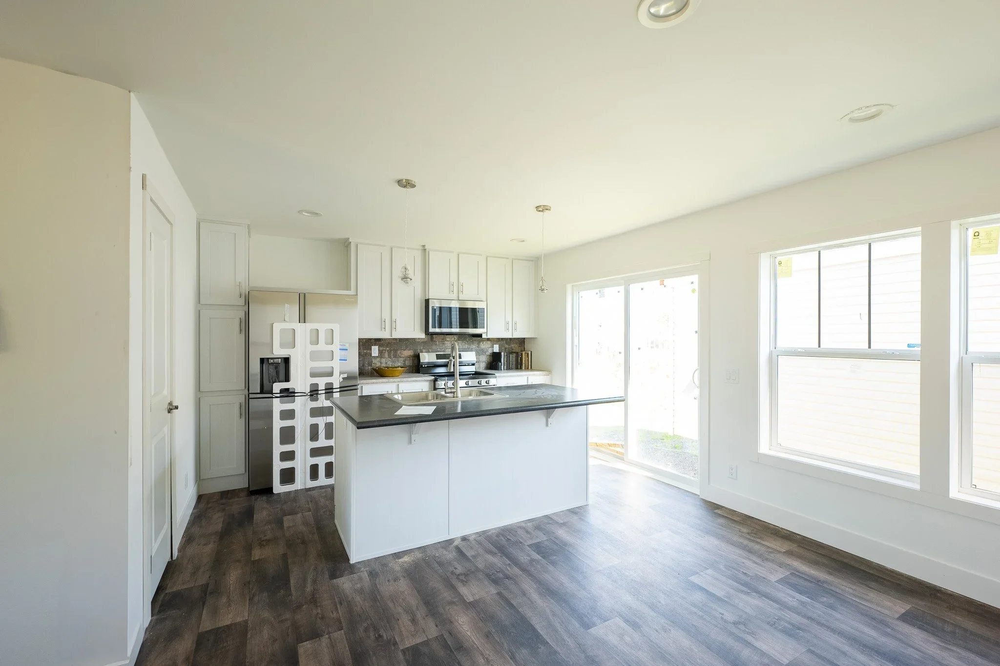 kitchen photo schult ramsey 4045-1 manufactured home with white cabinets and laminate flooring