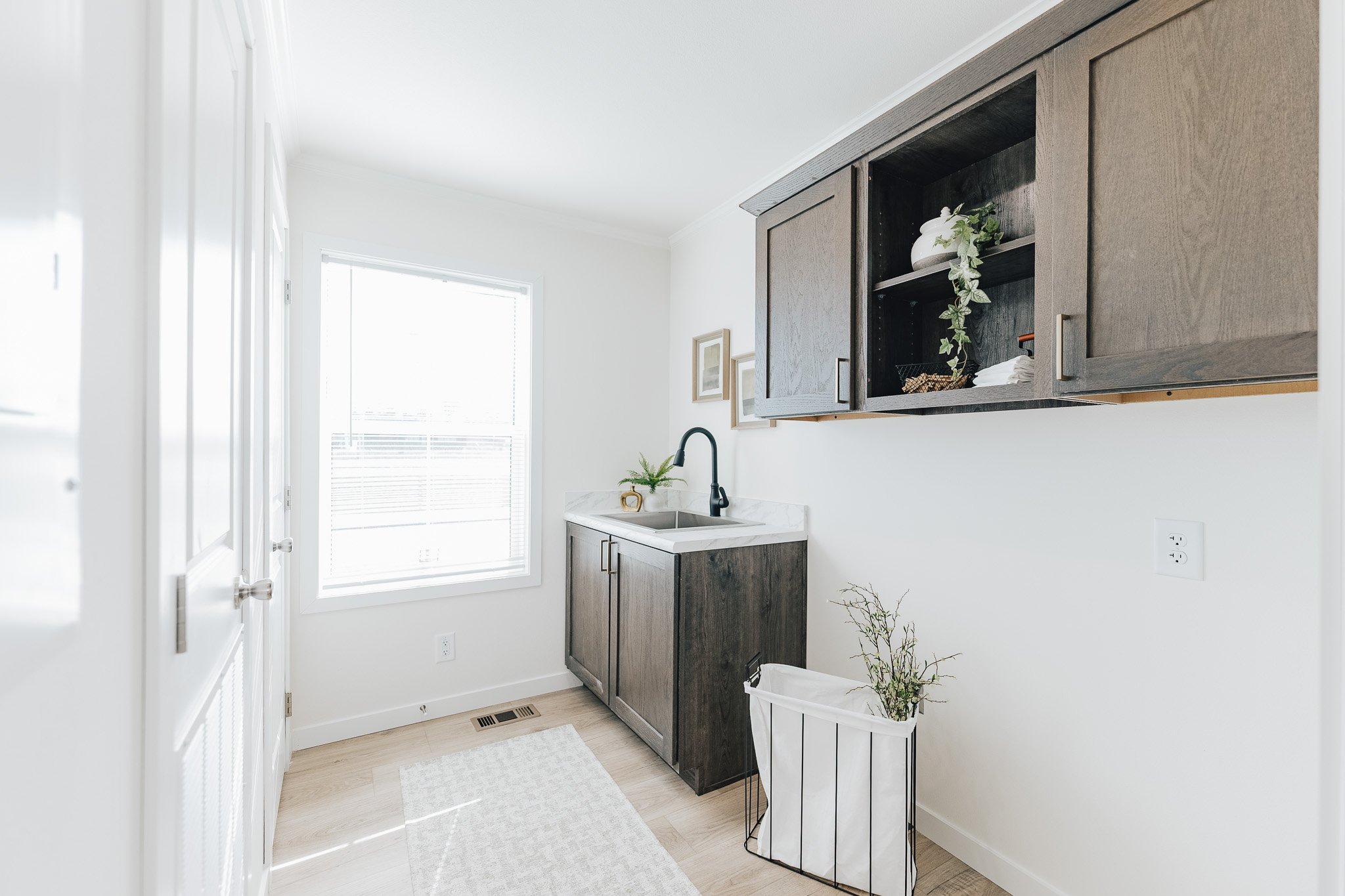 laundry room with large deep wash sink 