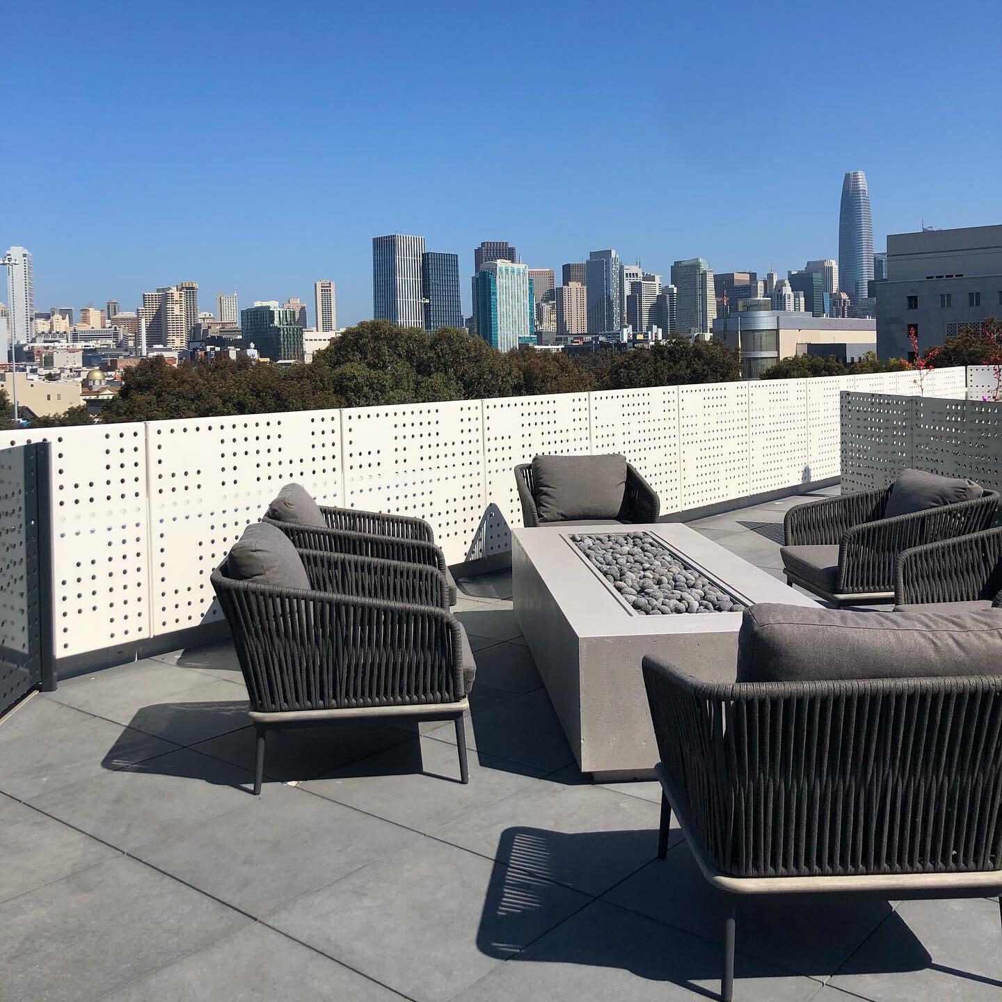 A view of the city skyline from the roof of Bryant Apartments! 

#luxuryhousing #soma #sf #cityviews