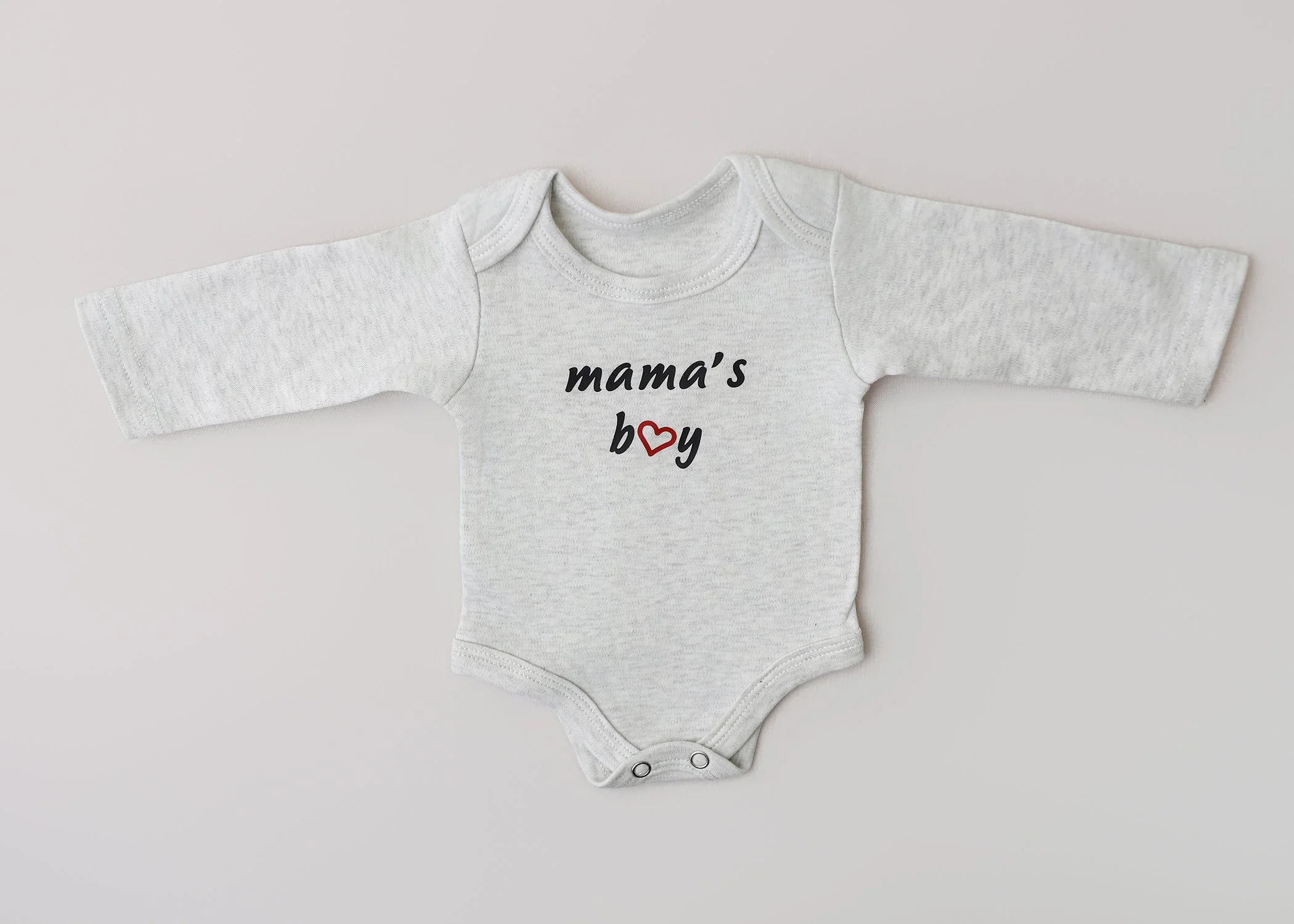 Mama’s Boy – Newborn Long-Sleeve Onesie (Light Grey)