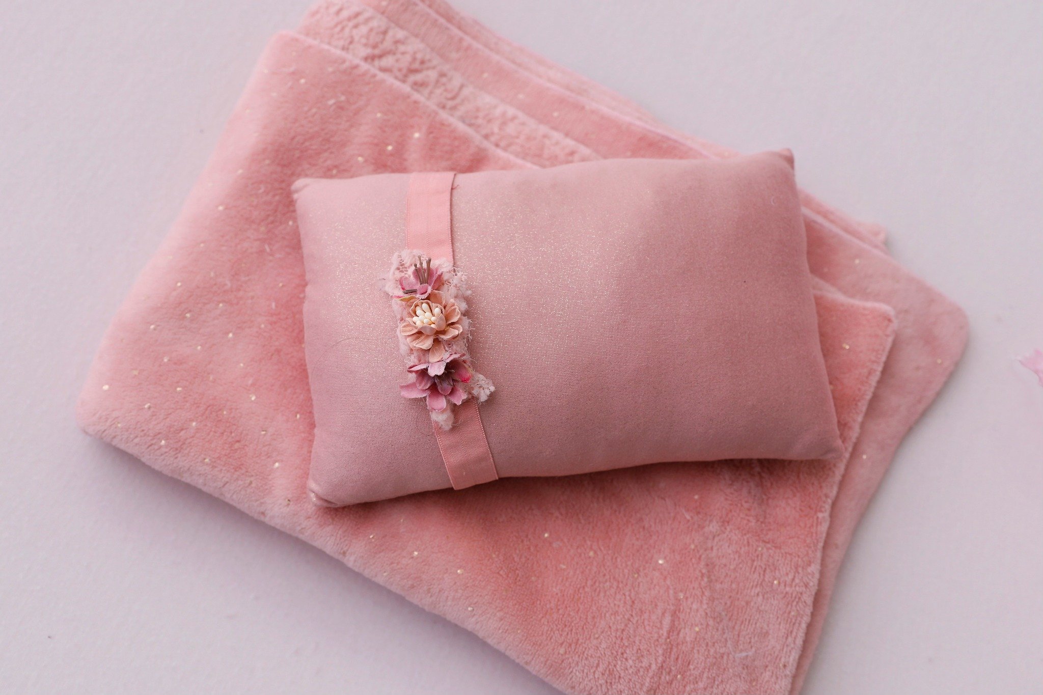 Pillow and layer set