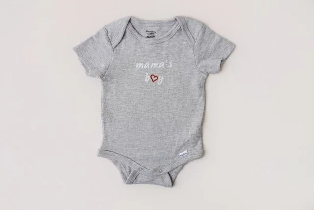 Mama’s Boy – Newborn Short-Sleeve Onesie (Grey)