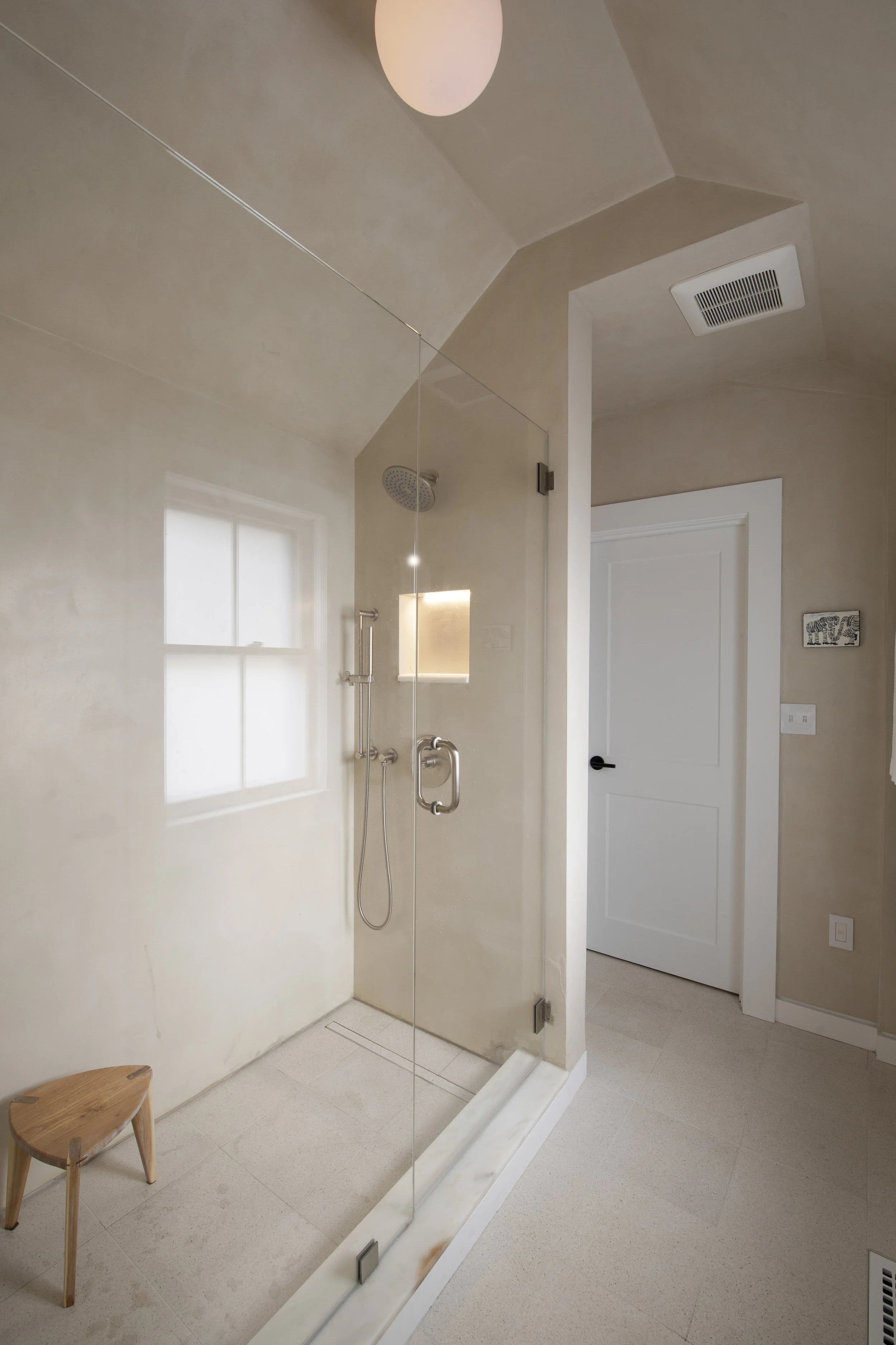 Master shower tadelakt LED on natural.jpg