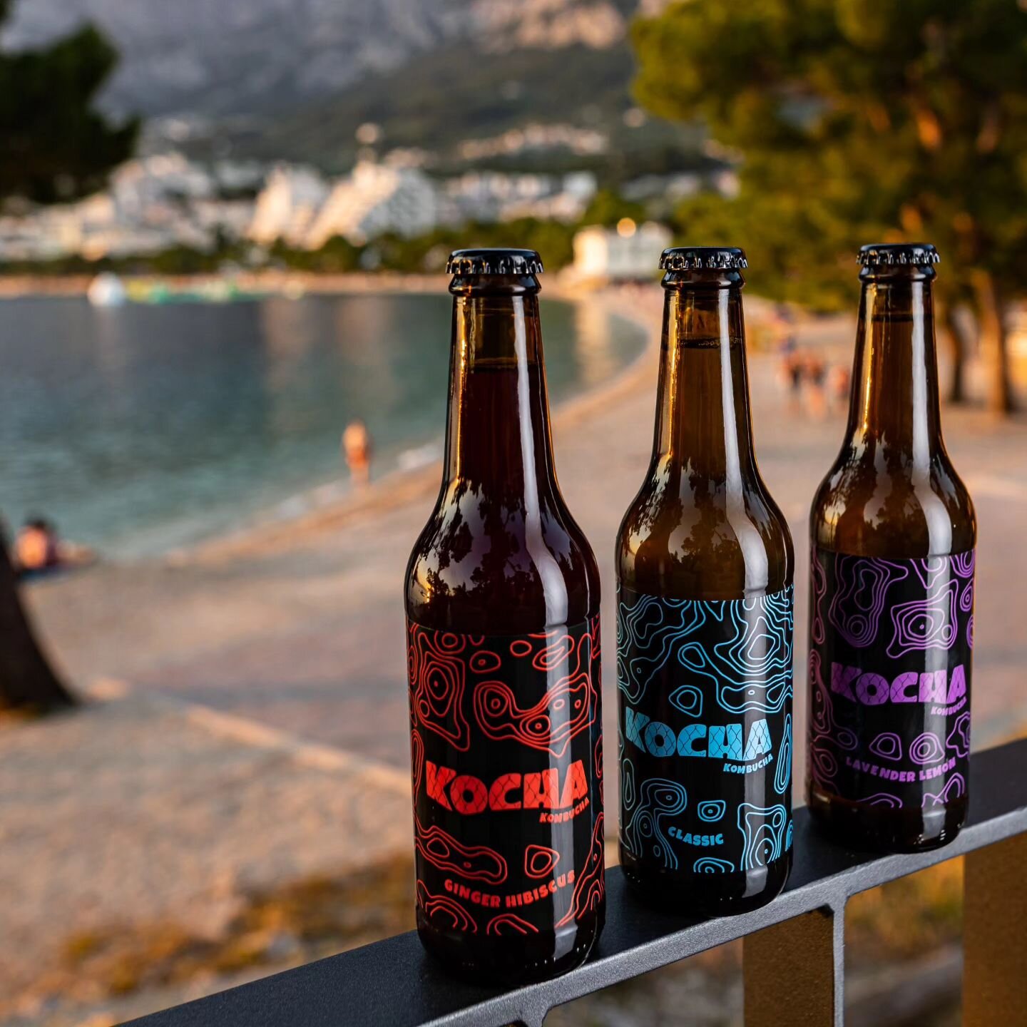 Zalazak sunca i KOCHA kombucha &ndash; prava kombinacija za zavr&scaron;etak dana. 🌅 🍃
.
.
. 
Photo by @matija.djanjesic

#kochakombucha #kombucha #makarska #fermentation #guthealth #croatia #ipreview via @preview.app