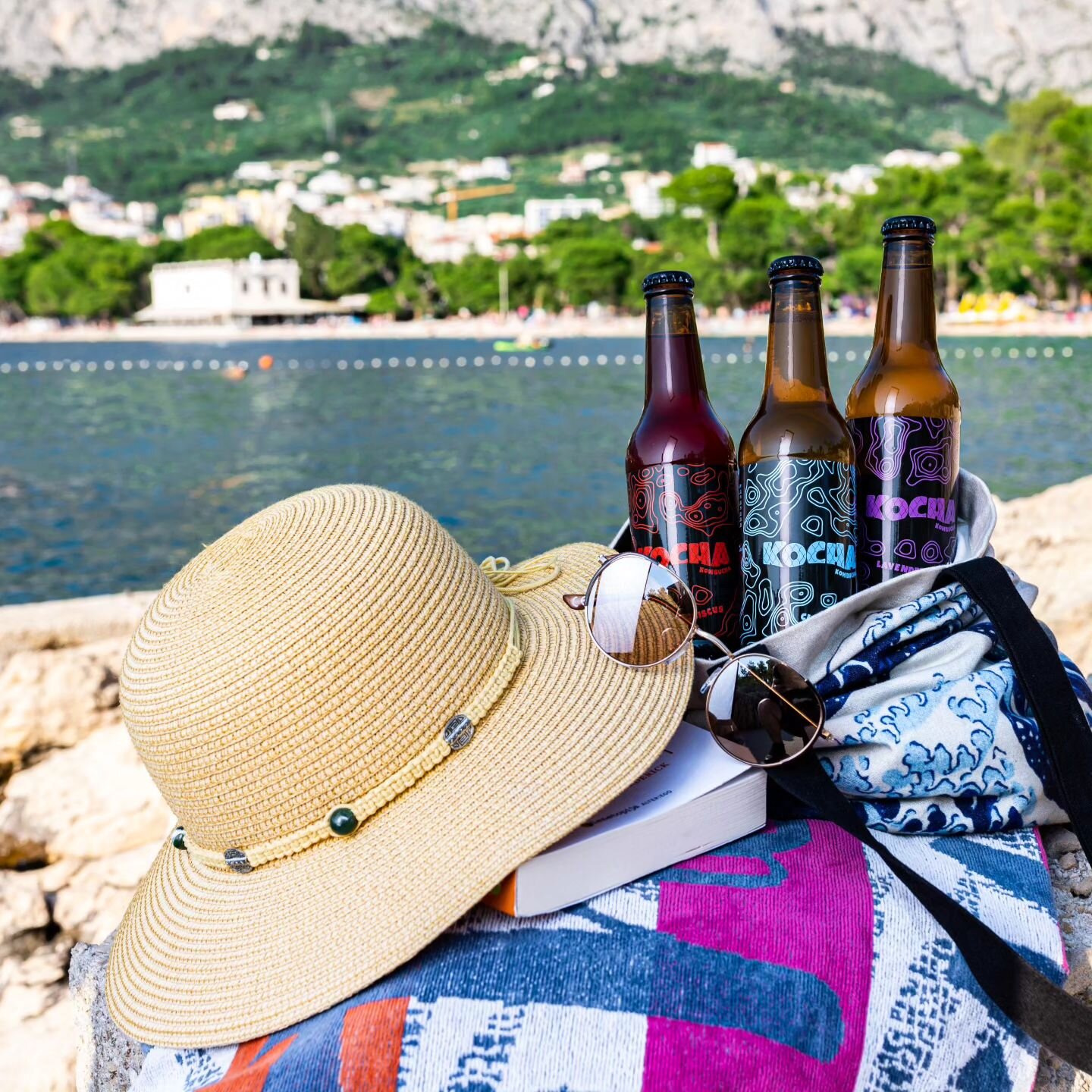 Jeste li ikada ponijeli bocu kombuche sa sobom na plažu? Sunce, more i osvježavajuća kombucha - savr&scaron;ena kombinacija za nas! A vi? Možete li zamisliti svoj dan na plaži bez omiljenog osvježavajućeg napitka? Mi sigurno ne možemo. 🌊☀️🍹
.
.
. 
