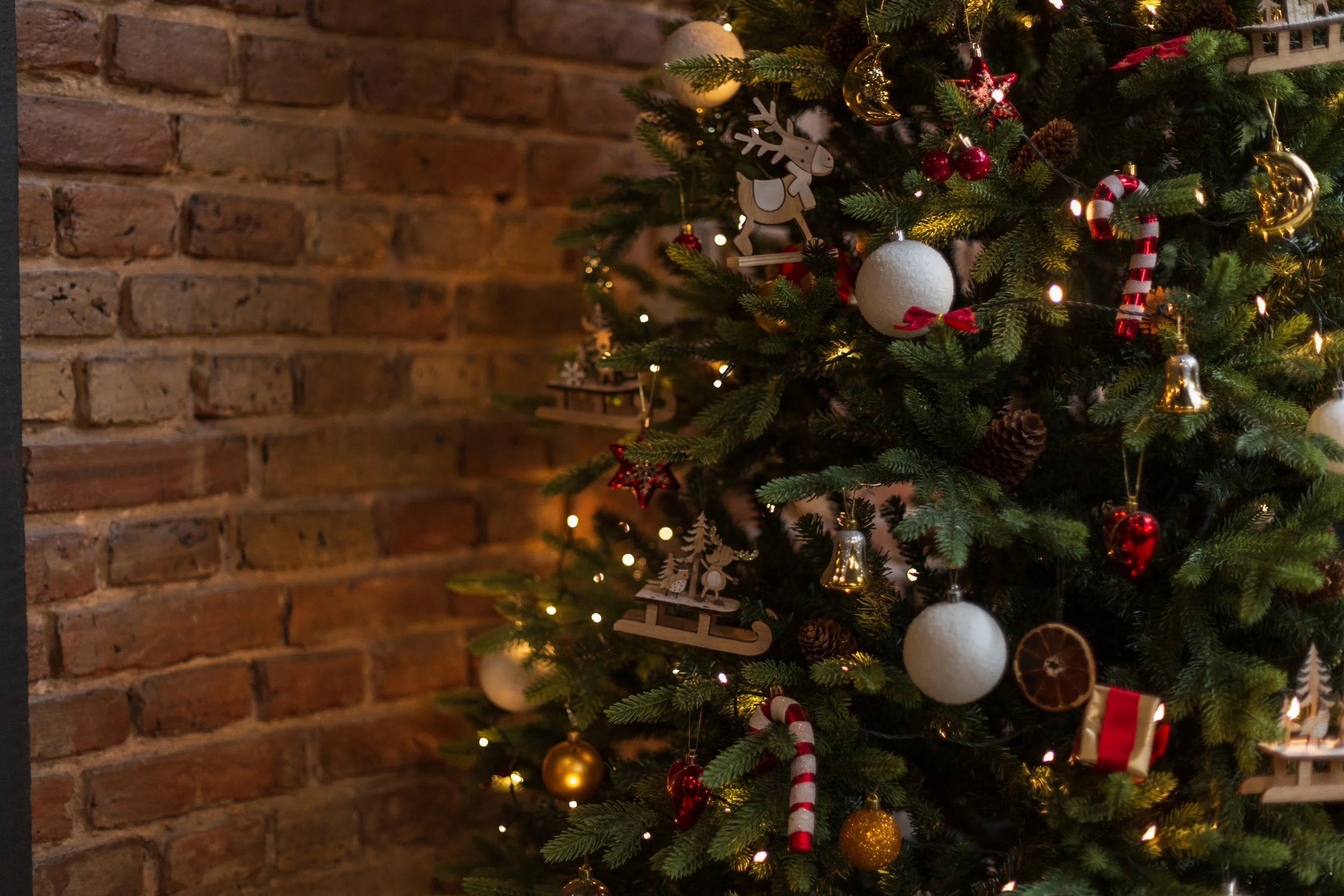 beautiful-christmas-tree-with-vintage-toys-and-lig-2024-11-29-23-30-41-utc.jpg