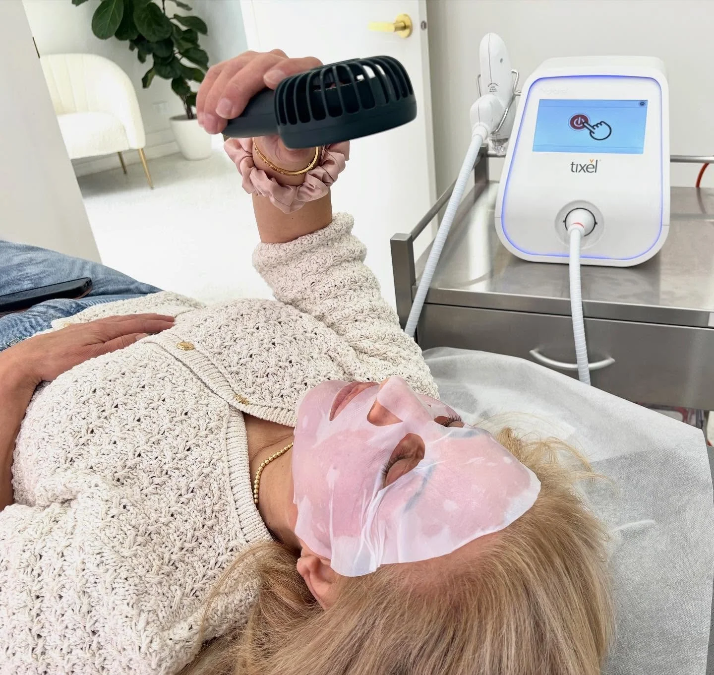 Trying a new tip for post-TIXEL recovery today 💡
A cold, sterile SKINPen Biocellulose mask straight from the fridge + our signature fan cooling = instant comfort relief! The redness had already settled by the time the mask came off — always lo