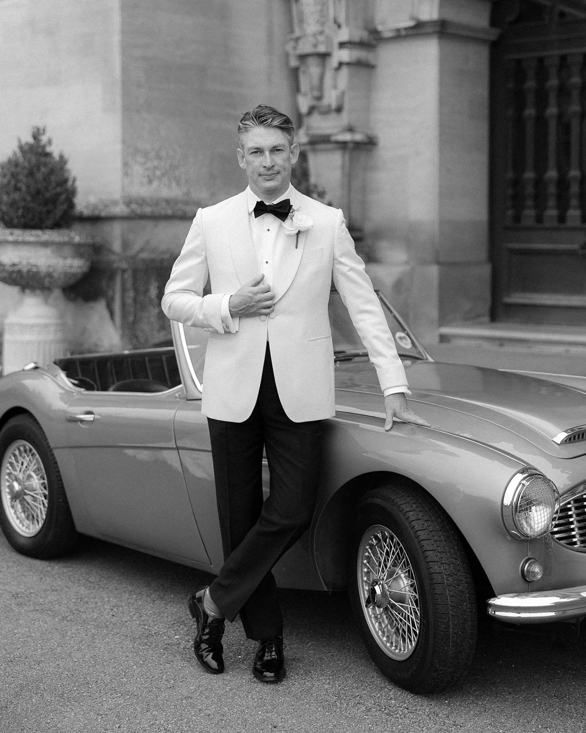 harlaxton-manor-classic-wedding-car-groom-portrait.jpg