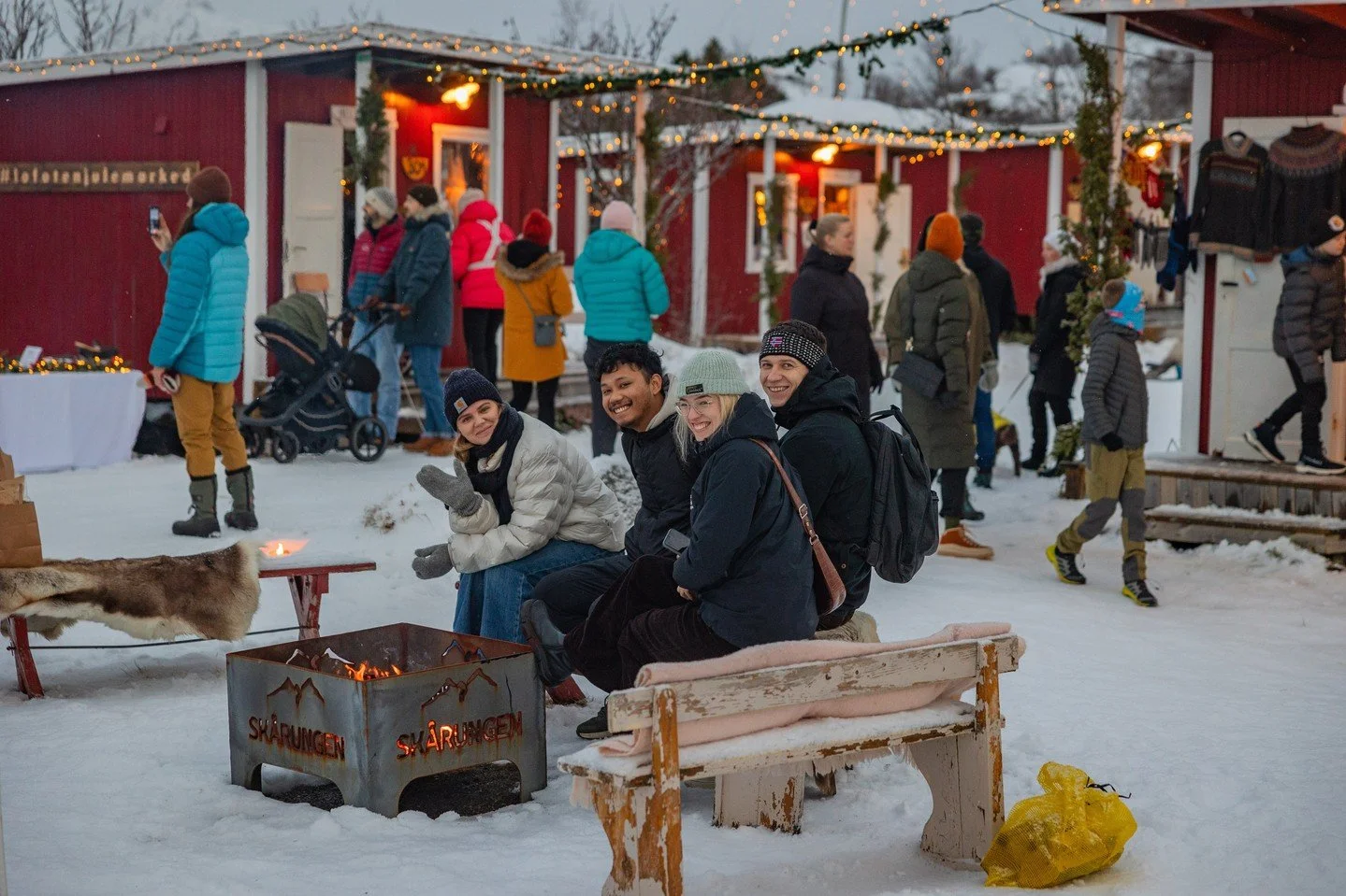 🎄 Mark your calendar — the Christmas Market is back to Skårungen! 🎅
Join us for local food, crafts, lights, and a good dose of Arctic coziness.
Happening on November 23 & 30 and December 7 & 14 — see you there! ✨