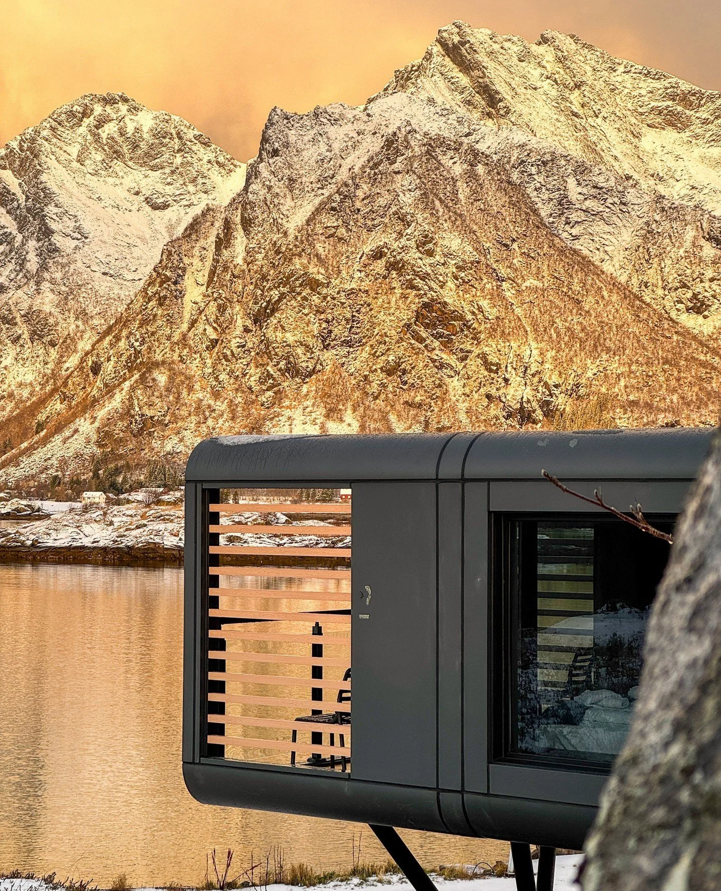 The first snow has arrived ❄️⁠
And the view from our Panorama Cabins? Somehow even better.⁠
Winter in Lofoten is officially on.