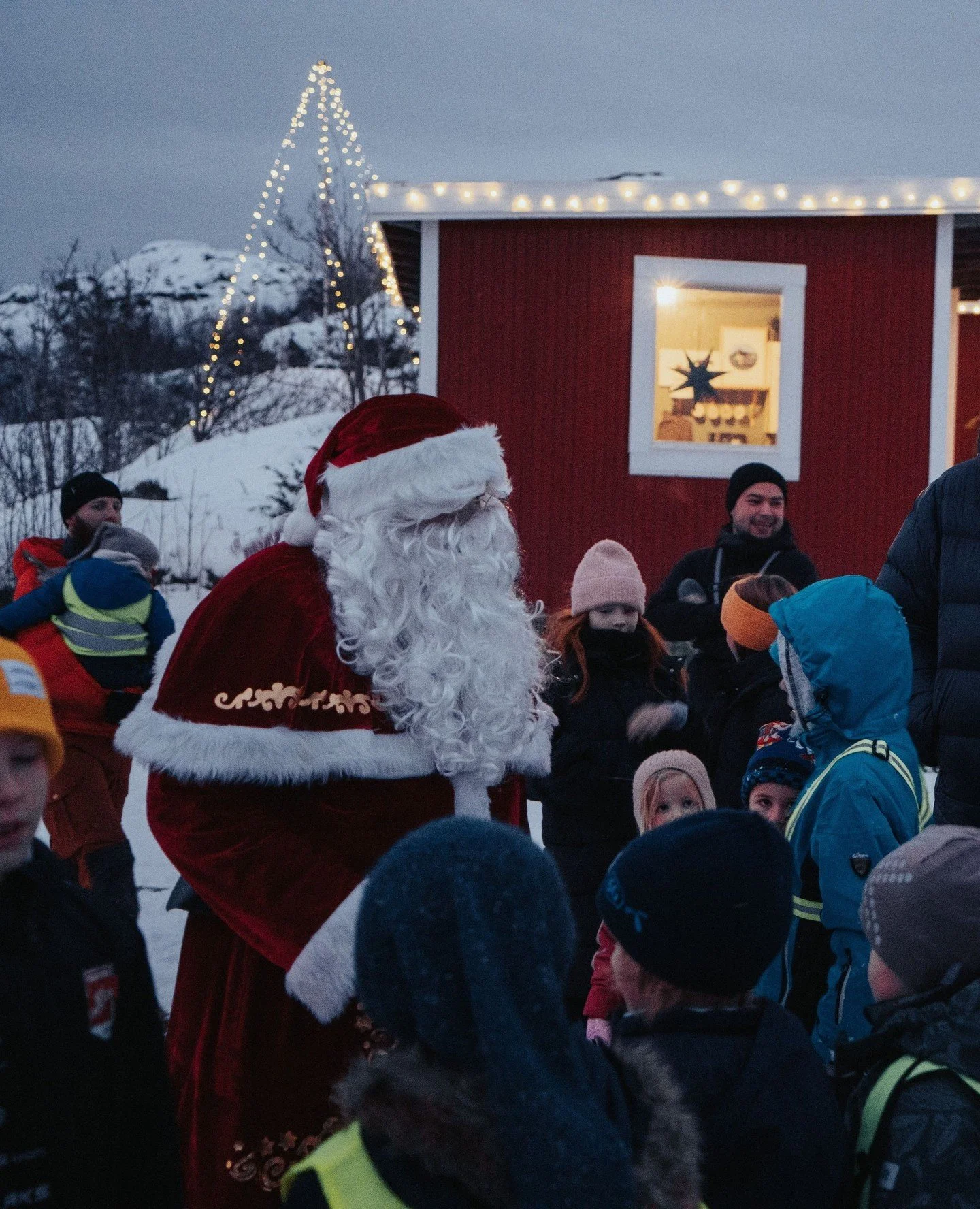 It&rsquo;s almost here... 🎄✨⁠
The Sk&aring;rungen Christmas Market kicks off Saturday, November 23rd &mdash; and you&rsquo;re all invited!⁠
⁠
This year, the ice skating rink is back ⛸️❄️⁠
Plus:⁠
🎅 Santa moments with the little ones⁠
🧤 Local, handm