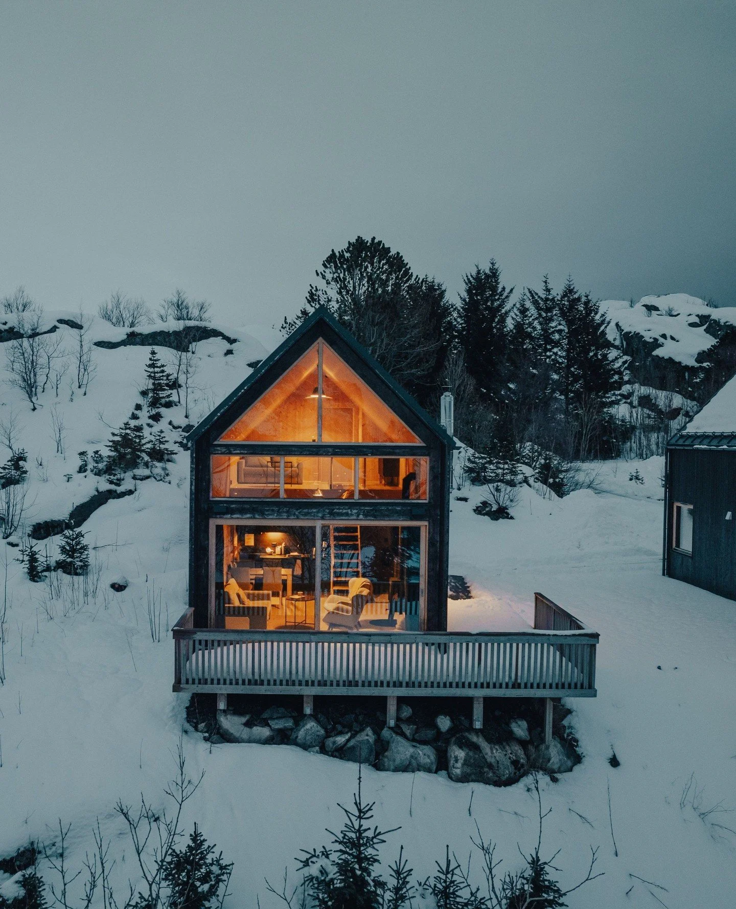 Top row cabin.⁠
Snow outside, warmth inside, and soft evening light glowing through every window.⁠
When design meets nature &mdash; and you get to just sit back and enjoy it. ❄️✨⁠
⁠
This is winter at Sk&aring;rungen at its finest.