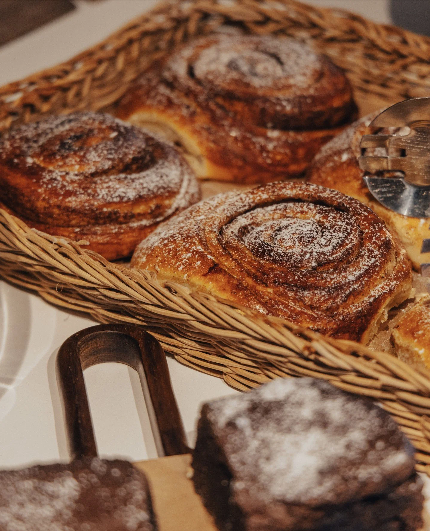 Fresh out of the oven&hellip; and just in time. 🤤🎄⁠
Cinnamon buns are ready &mdash; and so is the Christmas Market!⁠
Swing by Sk&aring;rungen today between 11:00 and 16:00 for warm treats, handmade gifts, Santa, ice skating, and all the cozy vibes.