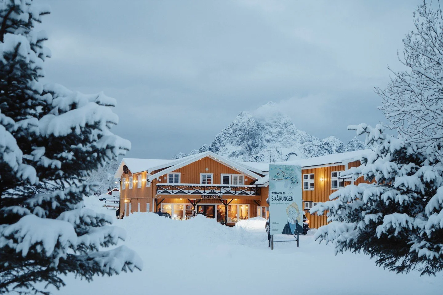 Welcome to Sk&aring;rungen. 🏡⁠
Soft lights, calm views, and that feeling of arriving somewhere you&rsquo;ll want to stay a little longer.⁠
The perfect start to your Lofoten adventure &mdash; right at the edge of the fjord.