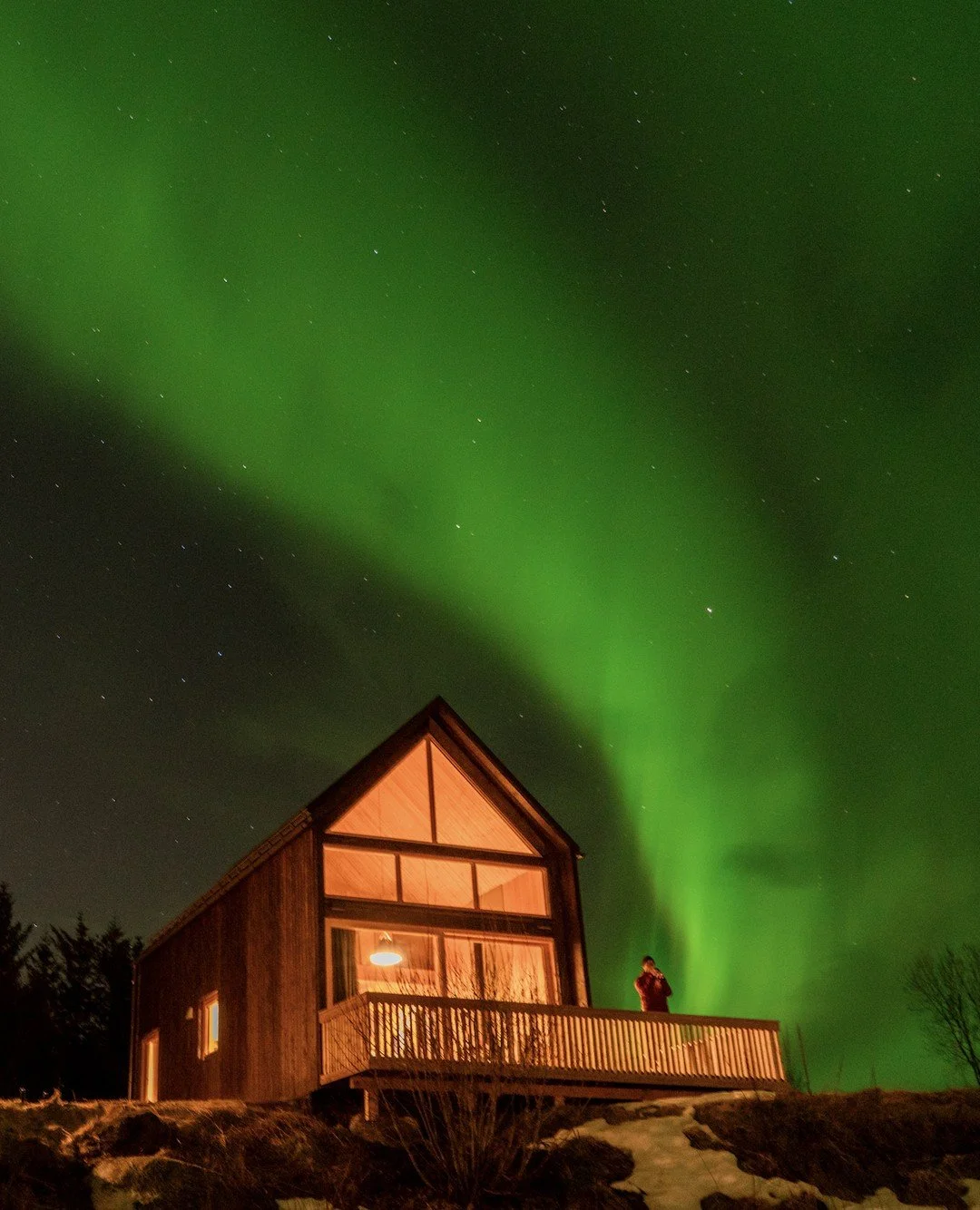 Green fire above your cabin.⁠
No rush.⁠
You&rsquo;re already home.⁠
⁠
⁠
#NorthernLights #AuroraMoments #WinterInLofoten #ArcticDream #VisitNorway