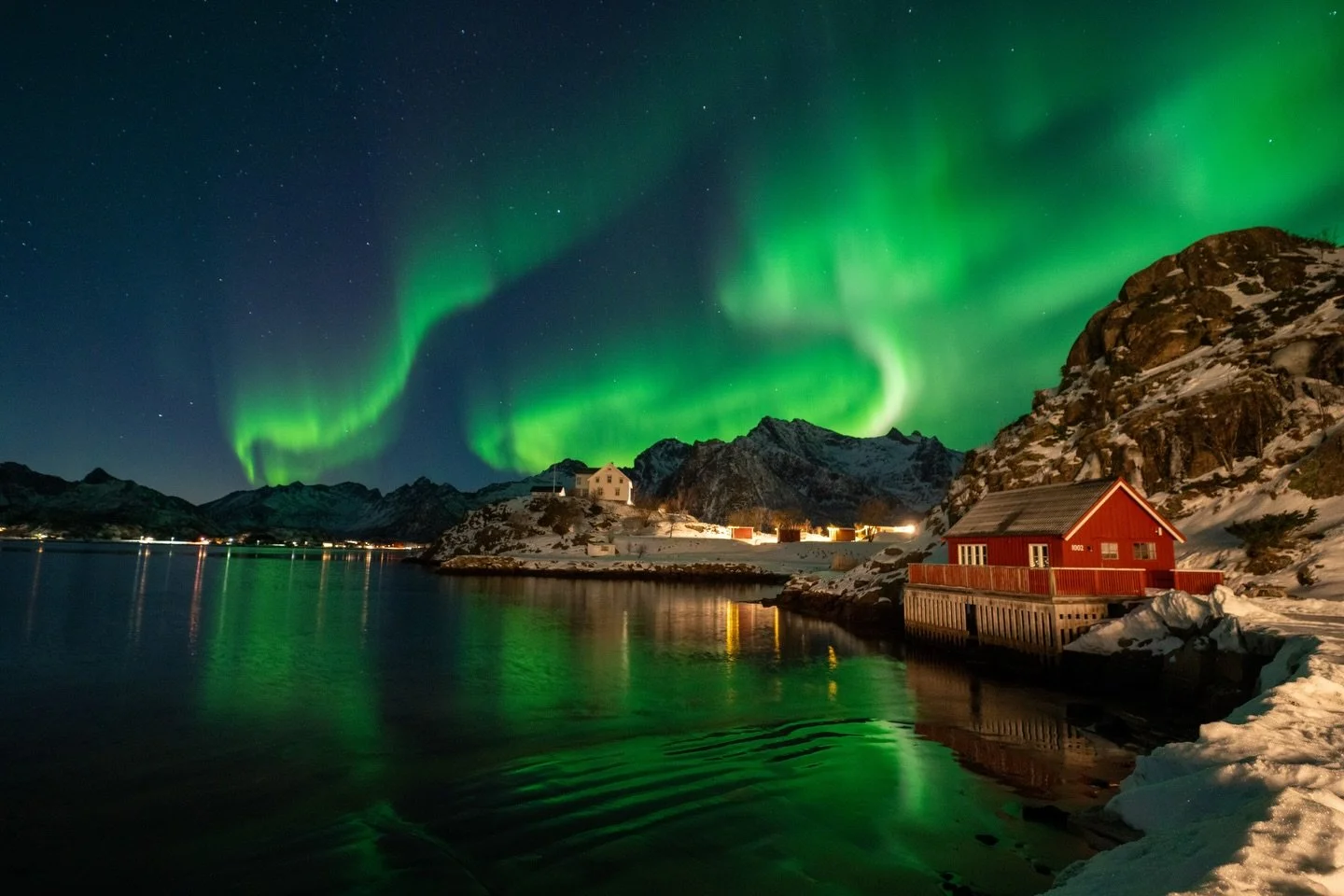 Some nights you wait.
Some nights they show up.

Sk&aring;rungen is a quiet place by the water &mdash; minimal light pollution, open sky, no rush.
A good place to spend winter nights.

Auroras are never promised.
We just make space for them.

📍 Lofo