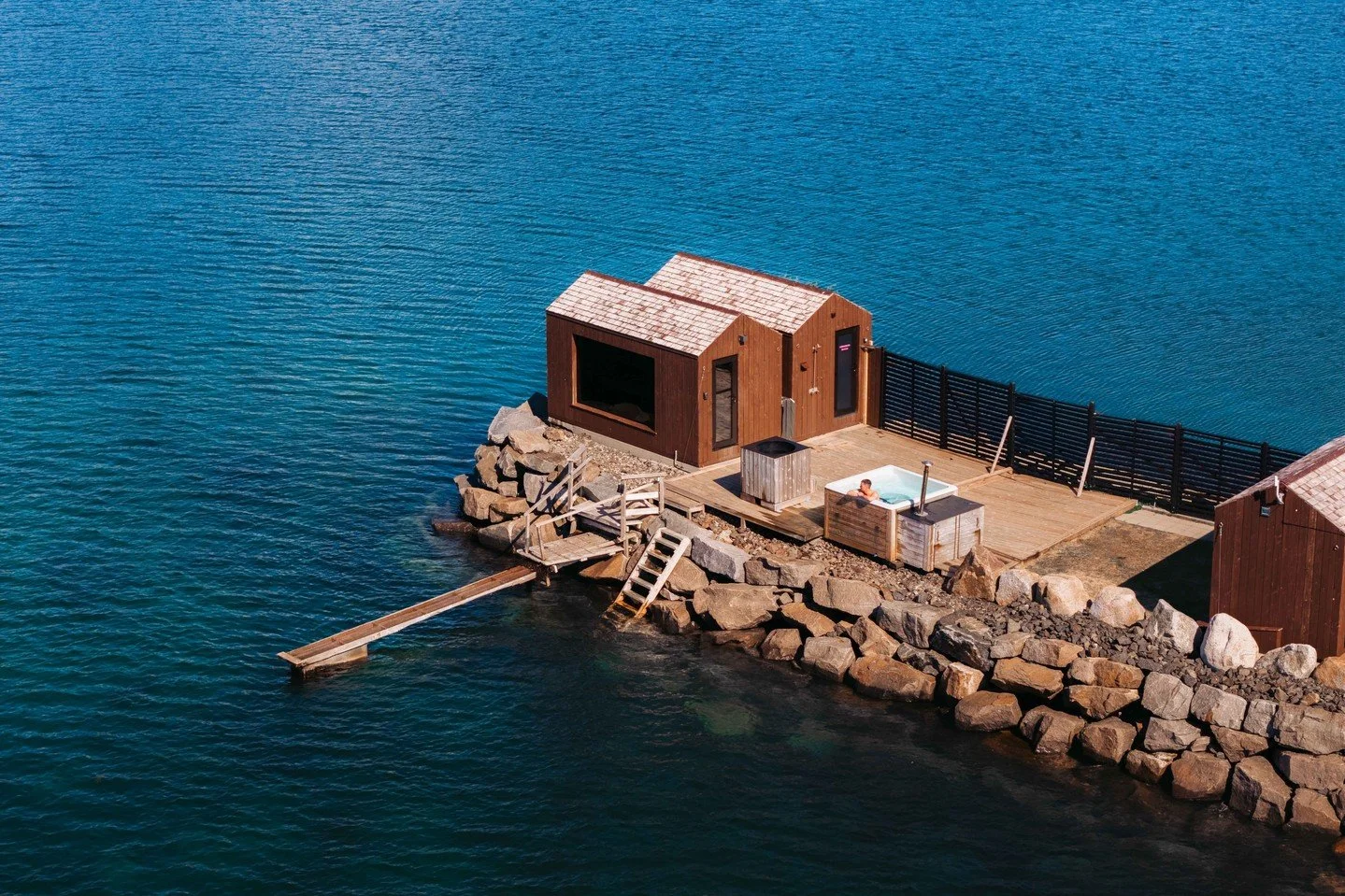 Long days outside.⁠
Cold ocean swims.⁠
Slow evenings in the spa.⁠
⁠
Summer at Sk&aring;rungen looks a bit like this. ❄️☀️⁠
⁠
Book your private spa session in the Link in Bio⁠
.⁠
.⁠
.⁠
.⁠
.⁠
#Sk&aring;rungen #Sk&aring;rungenSpa #Lofoten #SummerInLofot