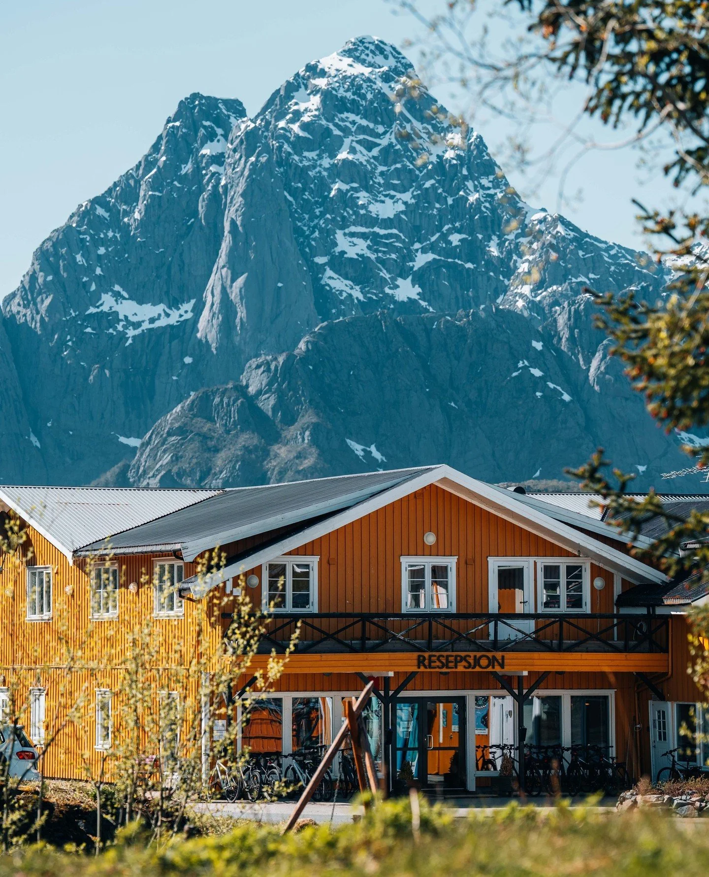 Did you know Sk&aring;rungen also has a caf&eacute; and restaurant? ☕🍰⁠
⁠
Coffee with fjord views, homemade cakes, lunch in the sun, a summer terrace, and dinner with V&aring;gakallen right outside the window.⁠
⁠
A pretty good stop &mdash; even if y