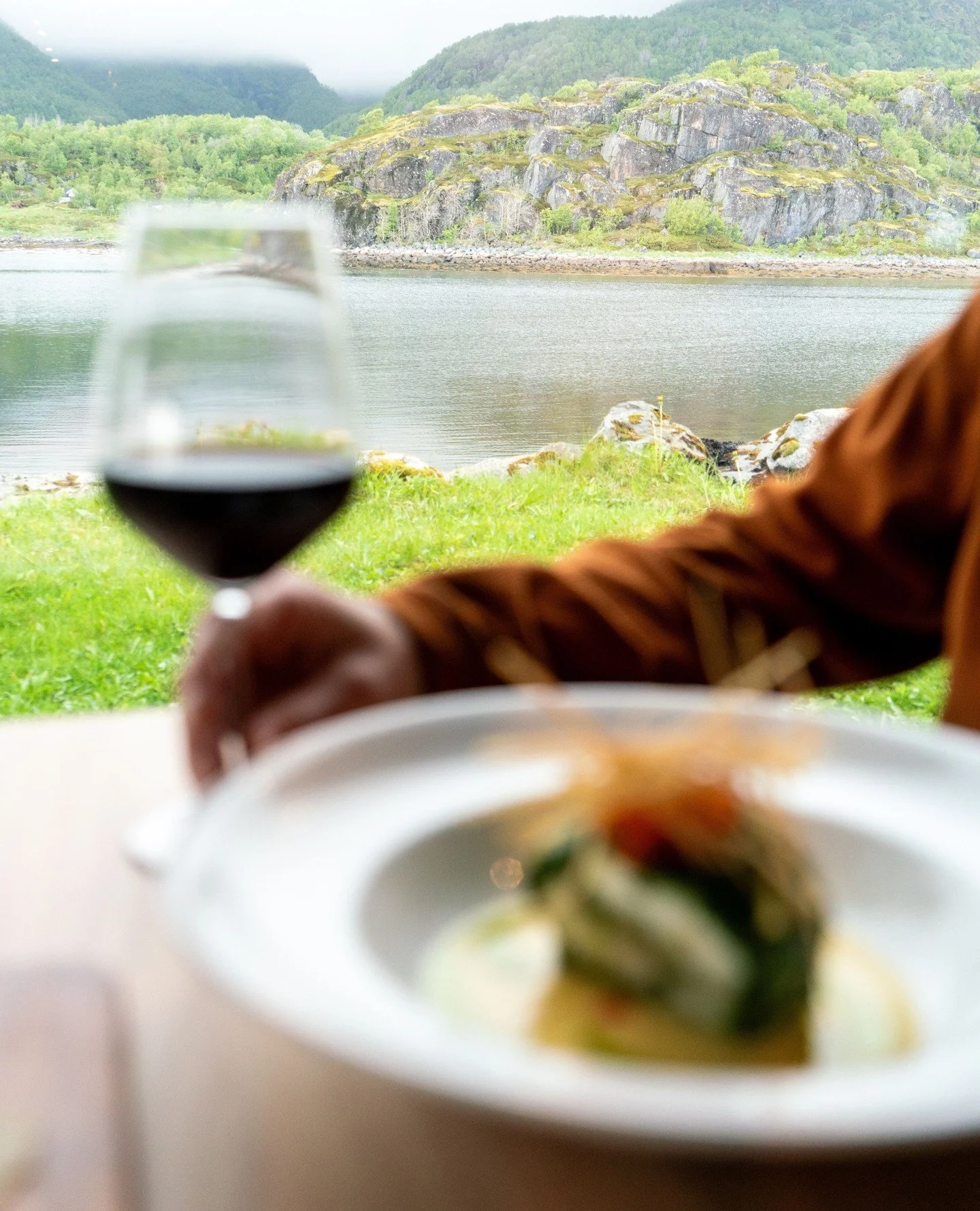 Another day chasing the best views in Lofoten?⁠
⁠
Here&rsquo;s one more.⁠
⁠
And this one comes with good food. 🍽️⁠
⁠
Sharing plates from 15:00.⁠
Dinner menu from 18:00&ndash;21:00.⁠
⁠
See you by the fjord.