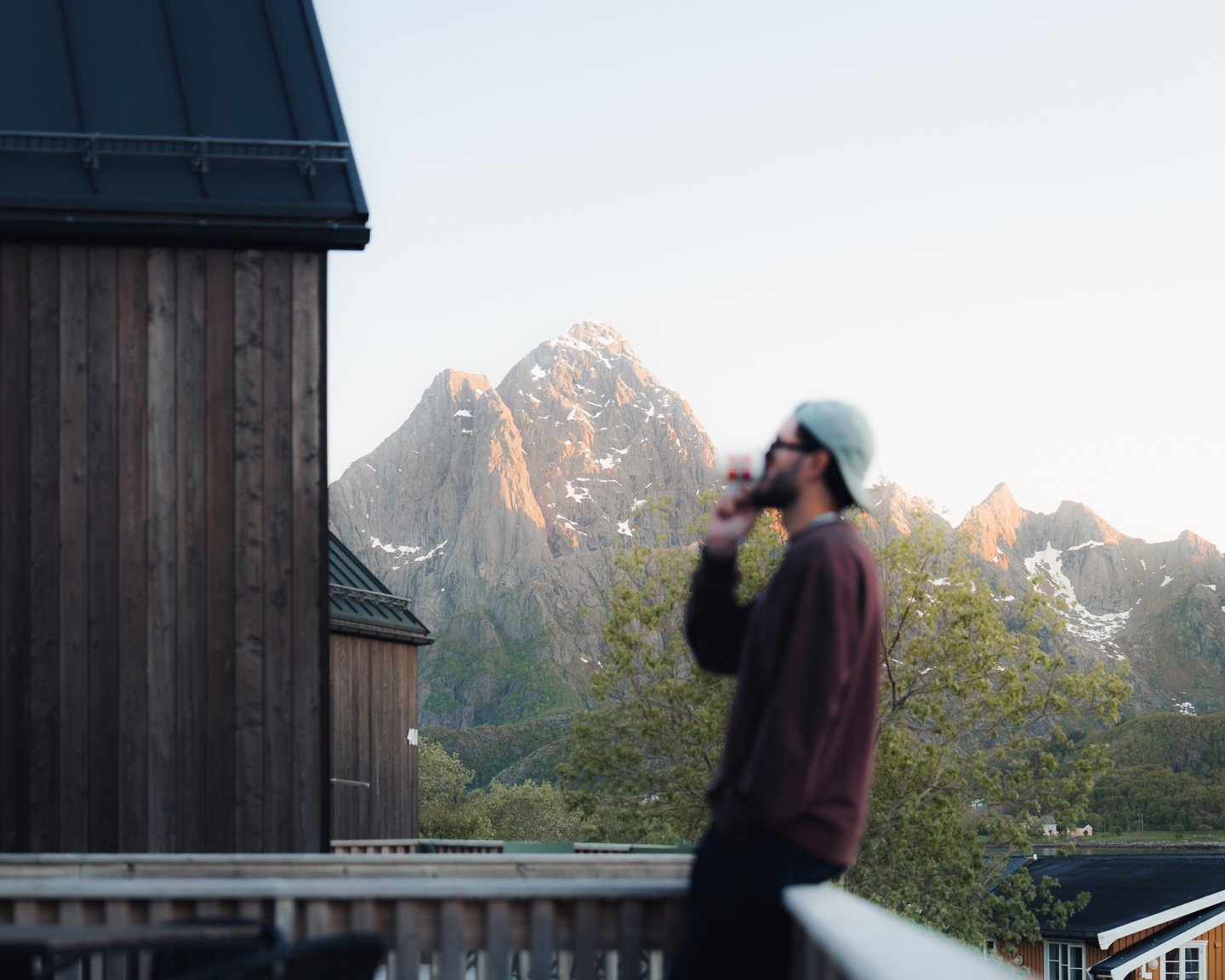 Lofoten is not difficult because there is nothing to do.⁠
It is difficult because there is too much to do.⁠
⁠
Where you stay decides how your days feel.⁠
⁠
From Sk&aring;rungen, you are close to hikes, villages, road trips, the sea, the spa, the rest