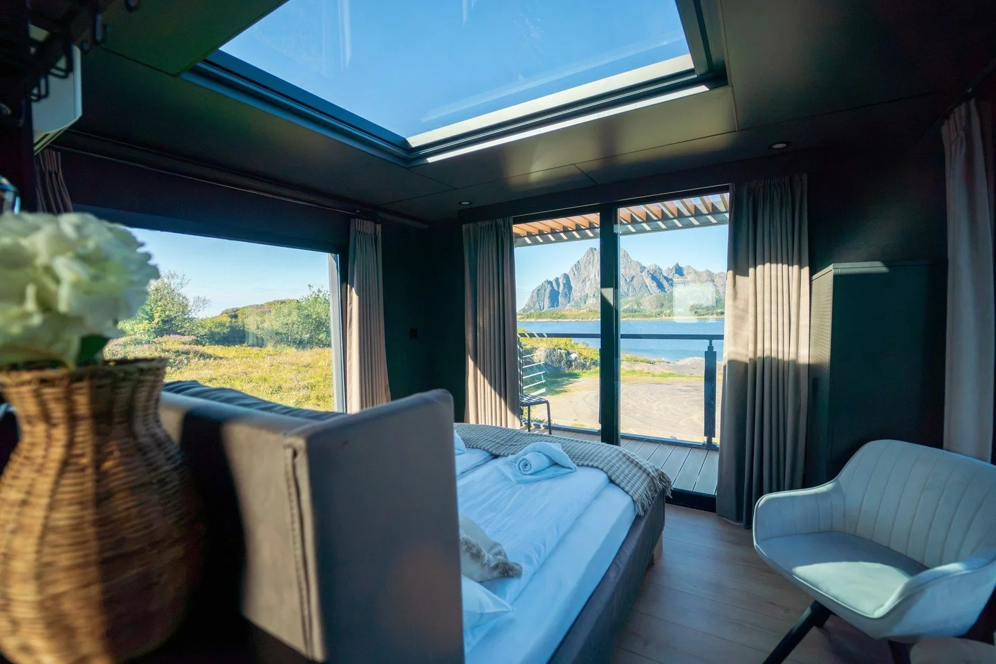 There's a reason we called them Panorama Cabins.⁠
⁠
Ocean in front of you. V&aring;gakallen on the side. Lofoten sky above you.⁠
⁠
Windows in front, on both sides and even in the ceiling &mdash; because when you come all the way here, you probably do