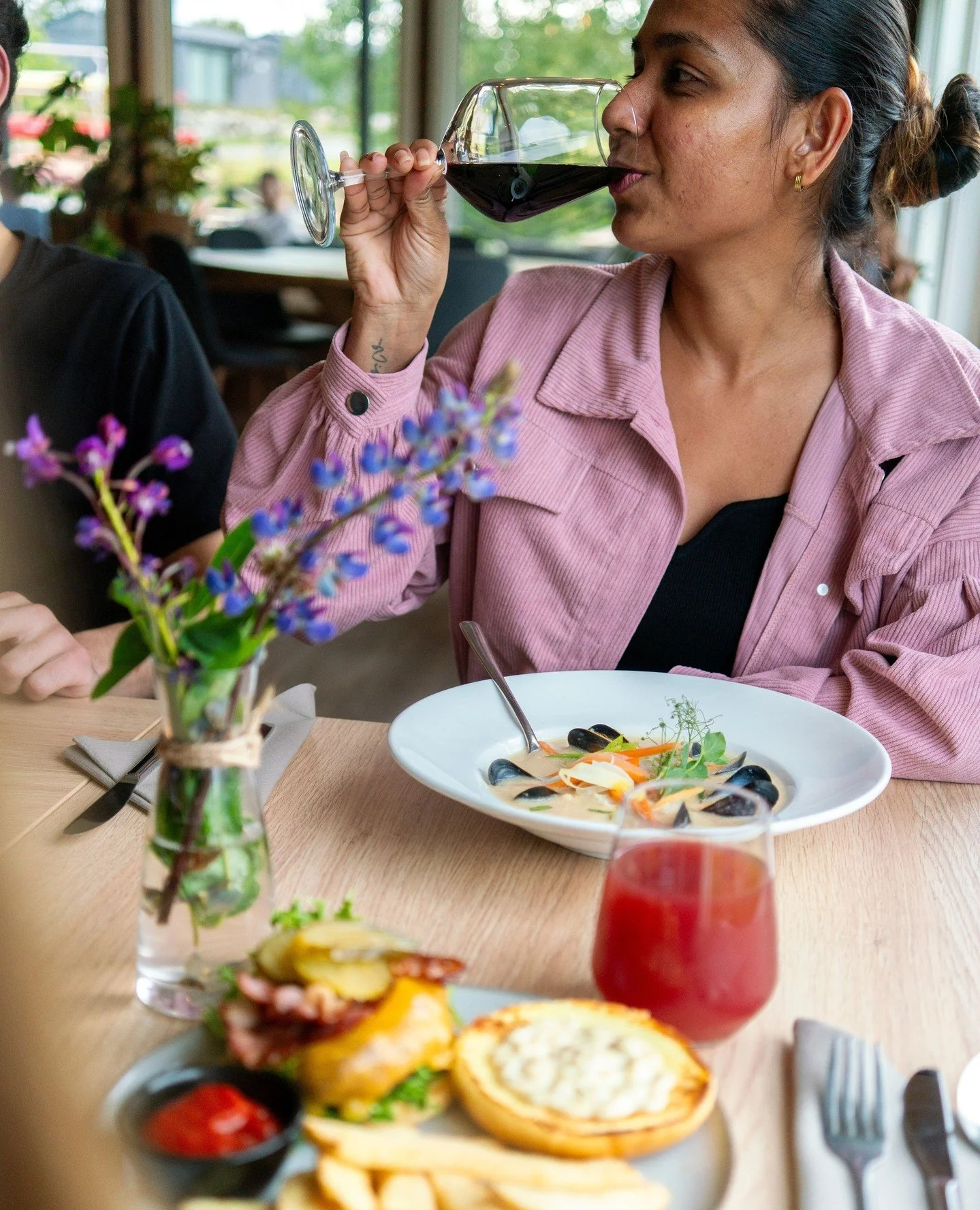 Weekend plans?⁠
⁠
You don't need a birthday. An anniversary. Or any particularly good excuse.⁠
⁠
Sometimes you just want someone else to cook, a good table, and a long dinner with a view.⁠
⁠
We're ready when you are.⁠
⁠
See you at Sk&aring;rungen.⁠
⁠