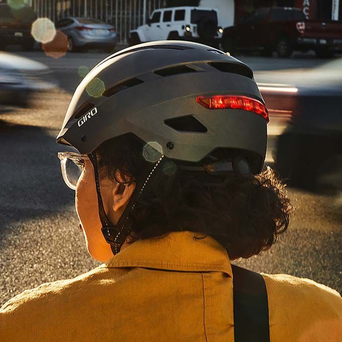 giro-escape-mips-urban-bike-helmet-lifestyle-details.jpg