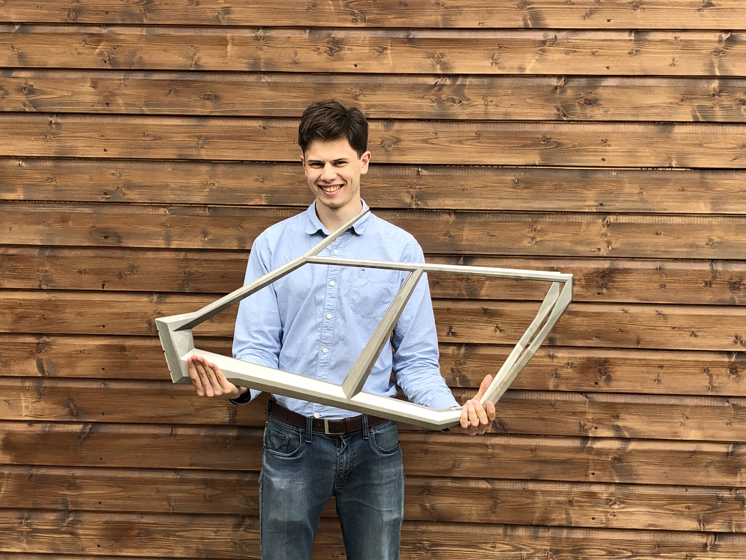 A mock up was made to test buildability. This was created entirely without the need supporting structures. Next, the design was finalized to fit a Shimano GRX810 group settup and wall thicknesses were reduced variably to a resonable stiffness suggest